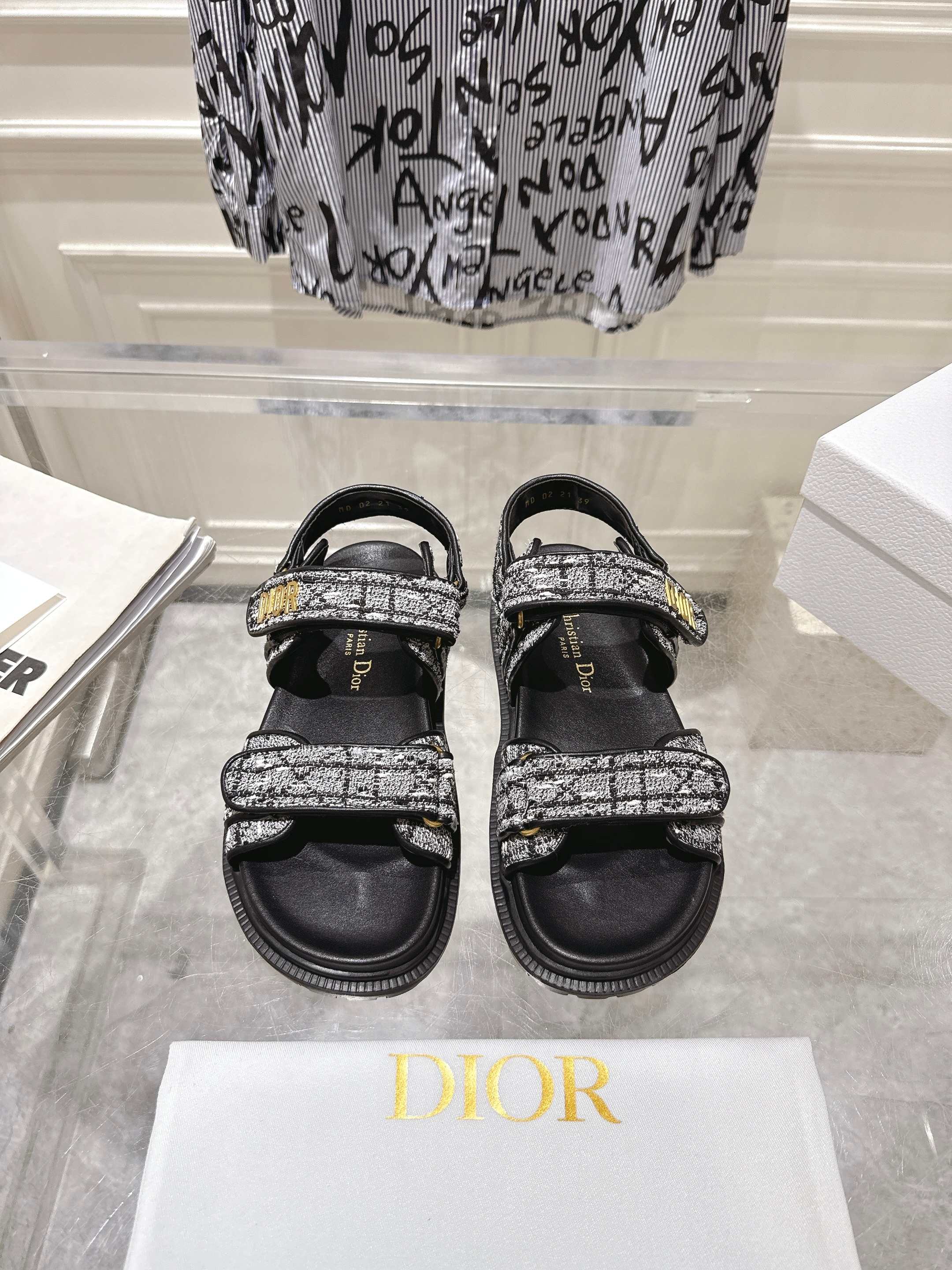 NO:227016,Top version 25S summer hit Dio* r. D's new Velcro sandals Original replica High-end customization Super durable and super versatile model Very comfortable to wear Super easy to wear More fragrant than fragrant grandma model Upper original cowhide Original hardware buckle, original mold opening TPU outsole Size 35-41, slippers sandals, dior, dior, sandals, slippers, cowhide19860909顶级版本 25S夏季爆款 Dio* r. D家新款魔术贴凉拖鞋 原版复刻 高端定制 超耐看超百搭款 上脚非常舒适 超好穿 比香奶奶款还香 鞋面原版牛皮 原版五金扣 ,原版开模TPU大底 码数35-41,拖鞋凉鞋,dior,dior,sandals,slippers,cowhide,Women's Shoes