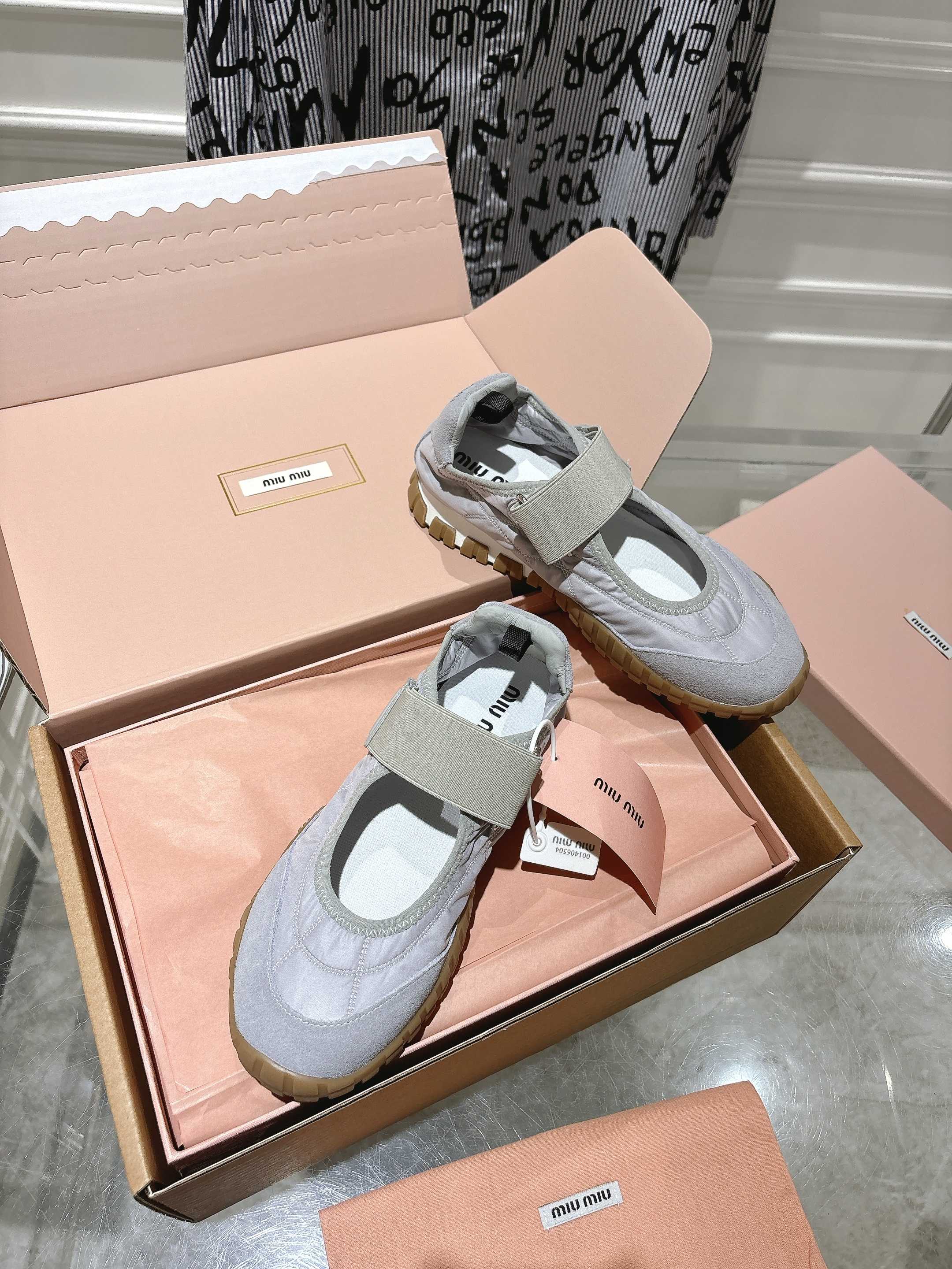 NO:564490,The whole pair of miumiu25 new Velcro sneakers are purchased and developed by ZP. All the materials are customized and the soles are exclusively molded. The details are all matched and shipped. Even the packaging is the same as the original product. Size: 35-40, casual shoes/sports shoes, miumiu, sneakers19860909出配专柜飞机盒包装 miumiu25新款魔术贴运动鞋整双鞋子采购Zp开发打造,全部定制材料,独家开模大底,细节全部对版出货,连包装也做到跟正品一样.码数:35-40,休闲鞋/运动鞋,miumiu,sneakers,Women's Shoes