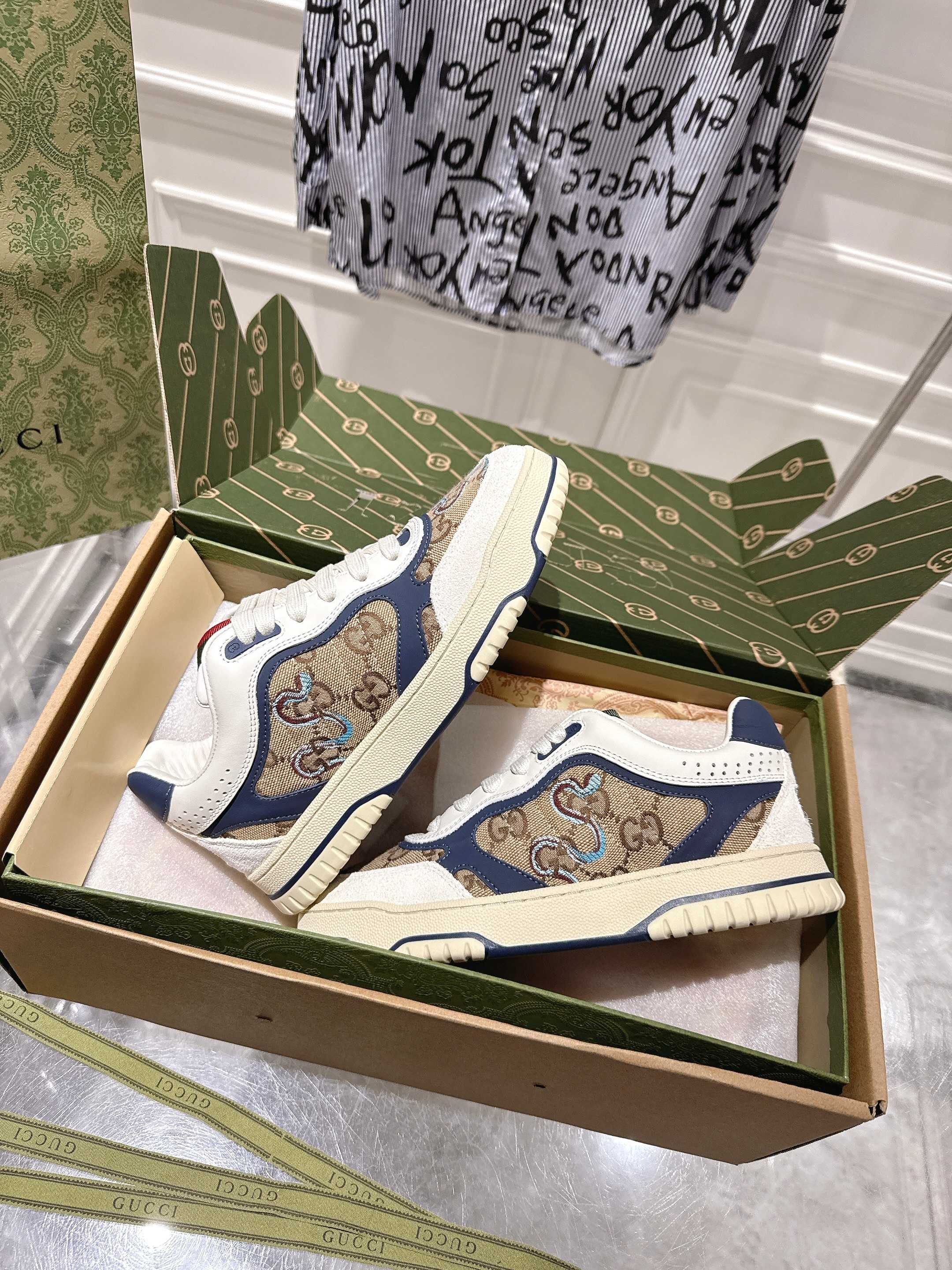 NO:257540,Gucci new style retro and old-fashioned sneakers, white shoes, board shoes, 25ss latest color scheme, purchase original version of the counter, create one-to-one, all details, materials, all the same as what you bought in the counter, Exclusive original material, top layer of cowhide, 4cm, original two-color thick sole, Size: 35-45 (for women 40. men 45 custom made without return or exchange) Delivery counter aviation aircraft box packaging, casual shoes/sports shoes, gucci, sneakers, cowhide19860909Gucci新款 复古做旧效果运动鞋 小白鞋 板鞋 25ss最新配色 专柜购买原版一比一打造 所有细节 材料 全部跟你在专柜买到的都一样 独家原版材质,鞋面头层牛皮、4cm、原版双色厚底 码数:35-45（女40.男45定做不退换）配送专柜航空飞机盒包装,休闲鞋/运动鞋,gucci,sneakers,cowhide,Women's Shoes