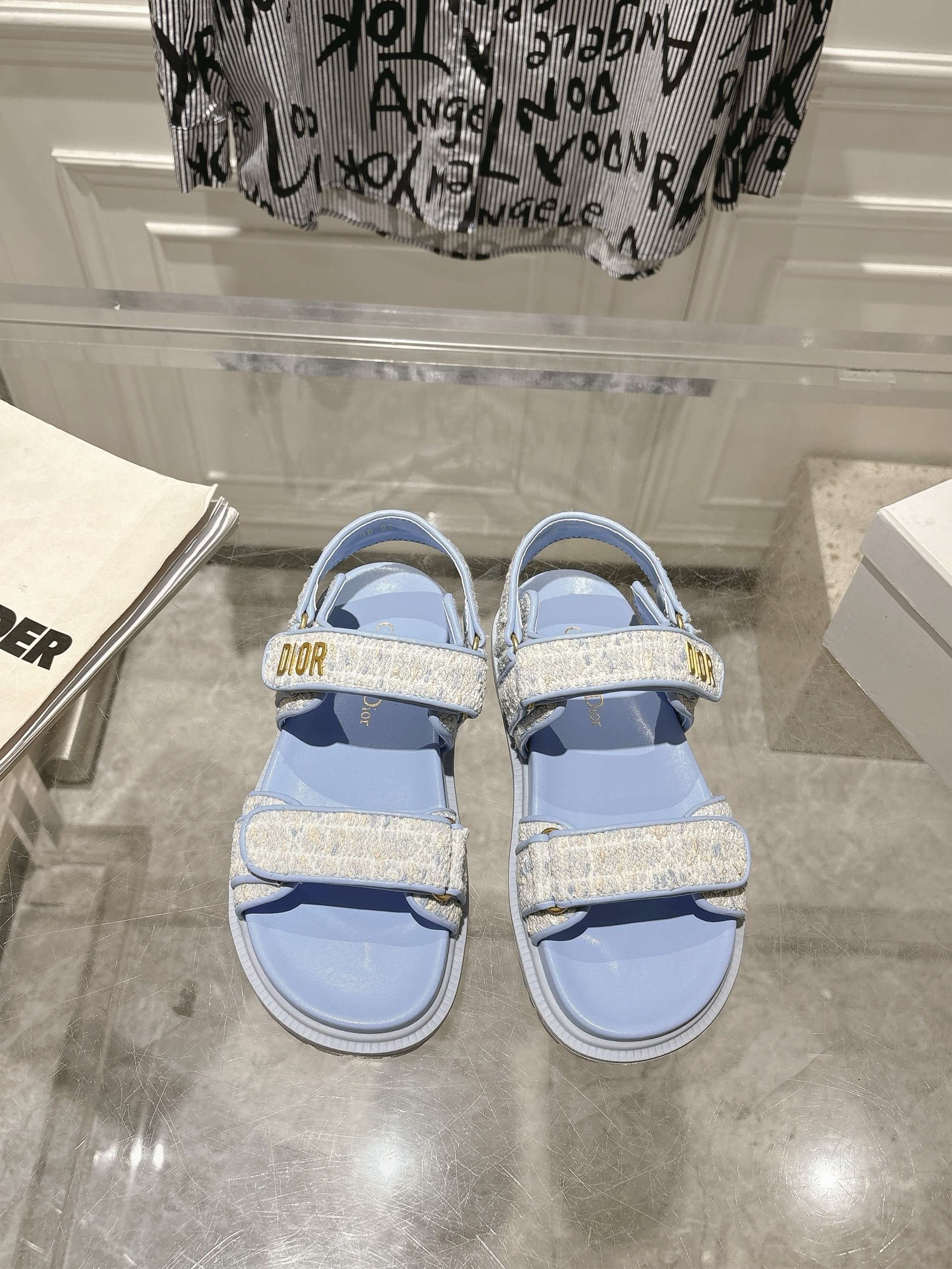 NO:263989,Top version 25S summer hot model Dio* r. D's new Velcro sandals Original replica High-end customization Super durable and super versatile model Very comfortable to wear Super easy to wear More fragrant than fragrant grandma model Upper original cowhide Original hardware buckle, original mold opening TPU outsole Size 35-41, slippers sandals, dior, dior, sandals, slippers, cowhide19860909顶级版本 25S夏季爆款 Dio* r. D家新款魔术贴凉拖鞋 原版复刻 高端定制 超耐看超百搭款 上脚非常舒适 超好穿 比香奶奶款还香 鞋面原版牛皮 原版五金扣 ,原版开模TPU大底 码数35-41,拖鞋凉鞋,dior,dior,sandals,slippers,cowhide,Women's Shoes