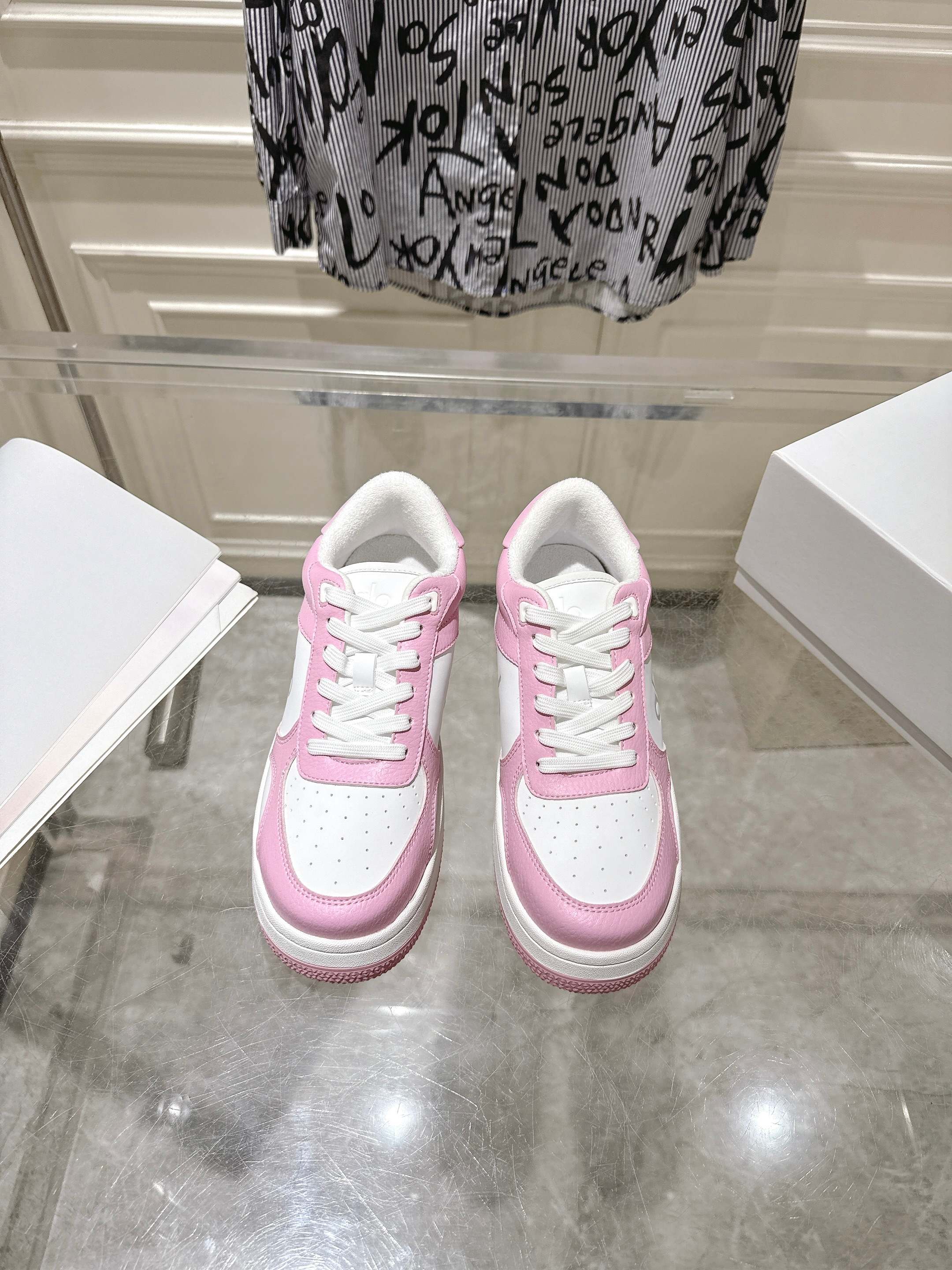 NO:264255,New couple's panda color-blocking thick-soled white shoes casual sneakers. The top version of the original version was purchased and developed for products. The whole pair of shoes was purchased and developed for Zp, all customized materials, exclusive mold opening sole, all details were shipped together, and even the packaging was the same as the genuine one. Size 35-41 women's size, casual shoes/sports shoes, sneakers19860909新款情侣款熊猫拼色厚底小白鞋休闲运动鞋 顶级版本原版购入开发做货,整双鞋子采购Zp开发打造,全部定制材料,独家开模大底,细节全部对版出货,连包装也做到跟正品一样. 尺码35-41女码,休闲鞋/运动鞋,sneakers,Women's Shoes