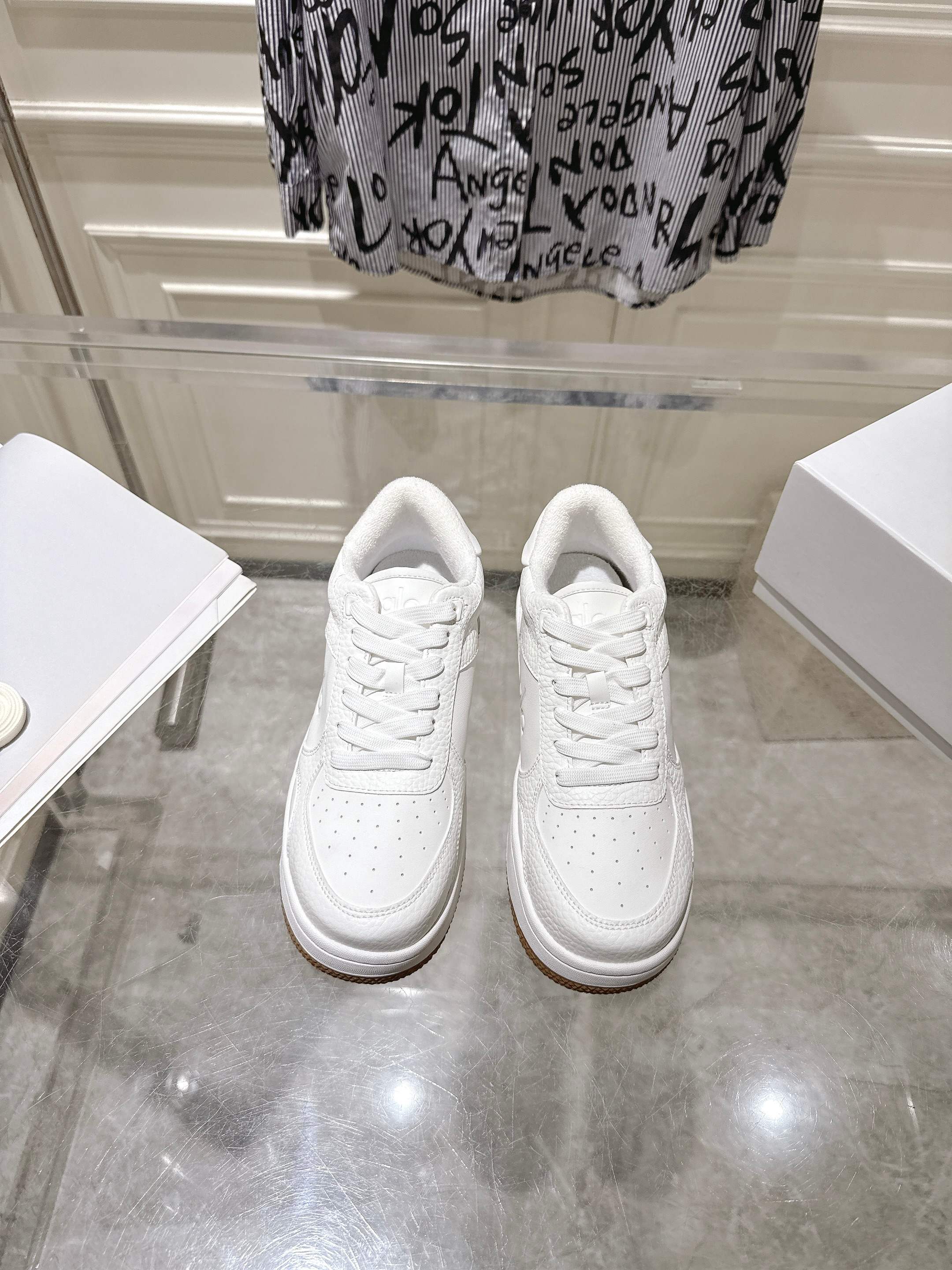 NO:263985,ALO YOGA 2025S new couple model Panda color-blocking thick-soled white shoes casual sneakers top version original version purchased and developed to make whole pair of shoes purchased Zp developed and created, all customized materials, exclusive mold opening sole, details are shipped together, and even the packaging is the same as the genuine one. Size 35-40 for women, 40-44 for men, casual shoes/sports shoes, sneakers19860909ALO YOGA 2025S新款 情侣款 熊猫拼色厚底小白鞋休闲运动鞋 顶级版本原版购入开发做货整双鞋子采购Zp开发打造,全部定制材料,独家开模大底,细节全部对版出货,连包装也做到跟正品一样.码数女35-40 男40-44,休闲鞋/运动鞋,sneakers,Women's Shoes