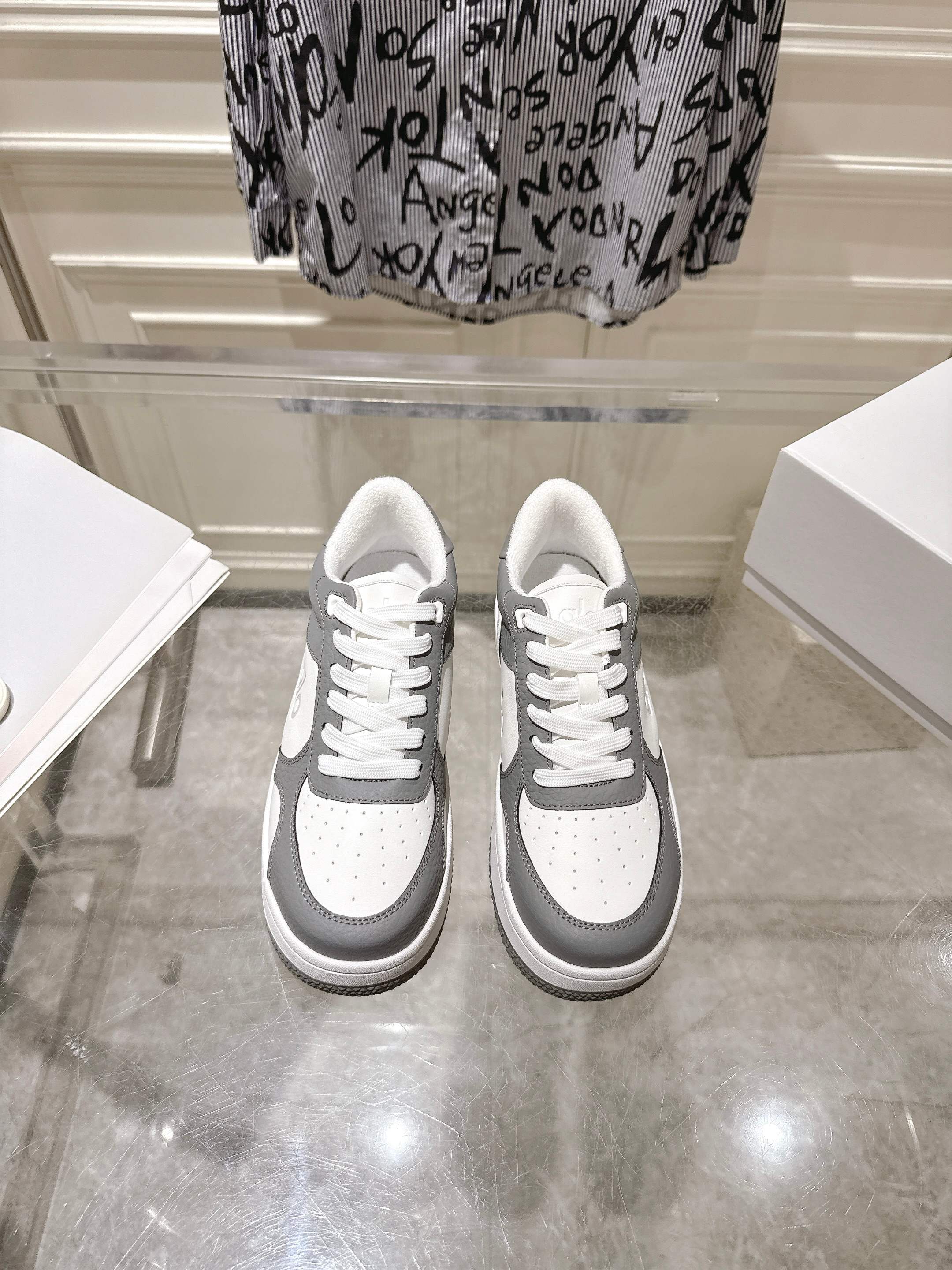 NO:264257,New couple's panda color-blocking thick-soled white shoes casual sneakers. The top version of the original version was purchased and developed for production. The whole pair of shoes was purchased and developed for Zp, all customized materials, exclusive mold opening sole, all details were shipped together, and even the packaging was the same as the genuine one. Size 35-44 men's and women's sizes, casual shoes/sports shoes, sneakers19860909新款情侣款熊猫拼色厚底小白鞋休闲运动鞋 顶级版本原版购入开发做货,整双鞋子采购Zp开发打造,全部定制材料,独家开模大底,细节全部对版出货,连包装也做到跟正品一样. 尺码35-44男女码,休闲鞋/运动鞋,sneakers,Women's Shoes