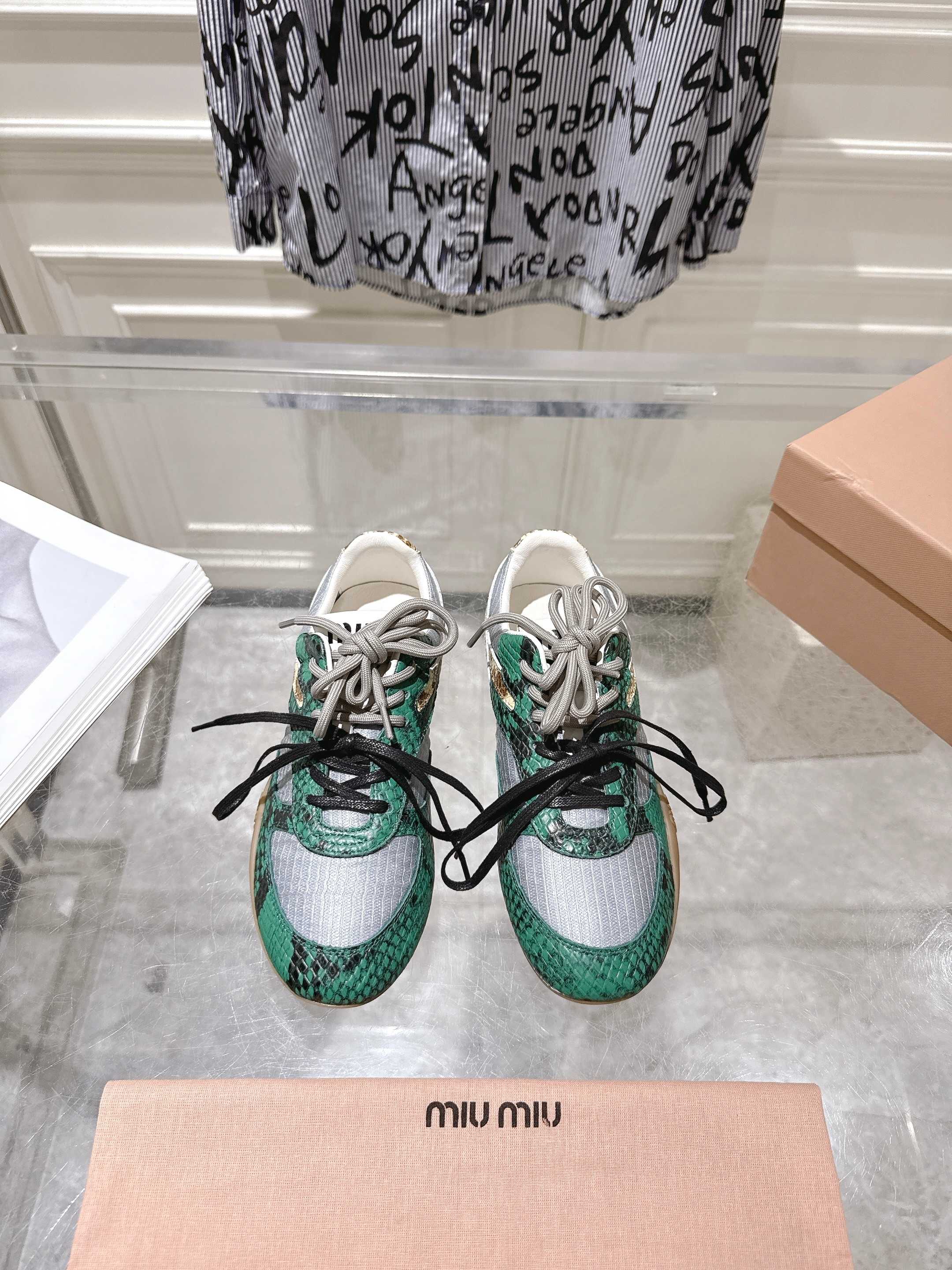NO:263987,Miu Miu 25ss Spring and summer new model catered shoes casual shoes sports shoes imported fabric breathable mesh inner lining original inner lining original sole Size couple style 35-41, casual shoes/sports shoes, miumiu, sneakers19860909出Miu Miu 25ss 春夏新款走秀德训鞋 休闲鞋 运动鞋 面料进口对版透气网布 内里原版内里 大底原版鞋底 Size情侣款35-41,休闲鞋/运动鞋,miumiu,sneakers,Women's Shoes
