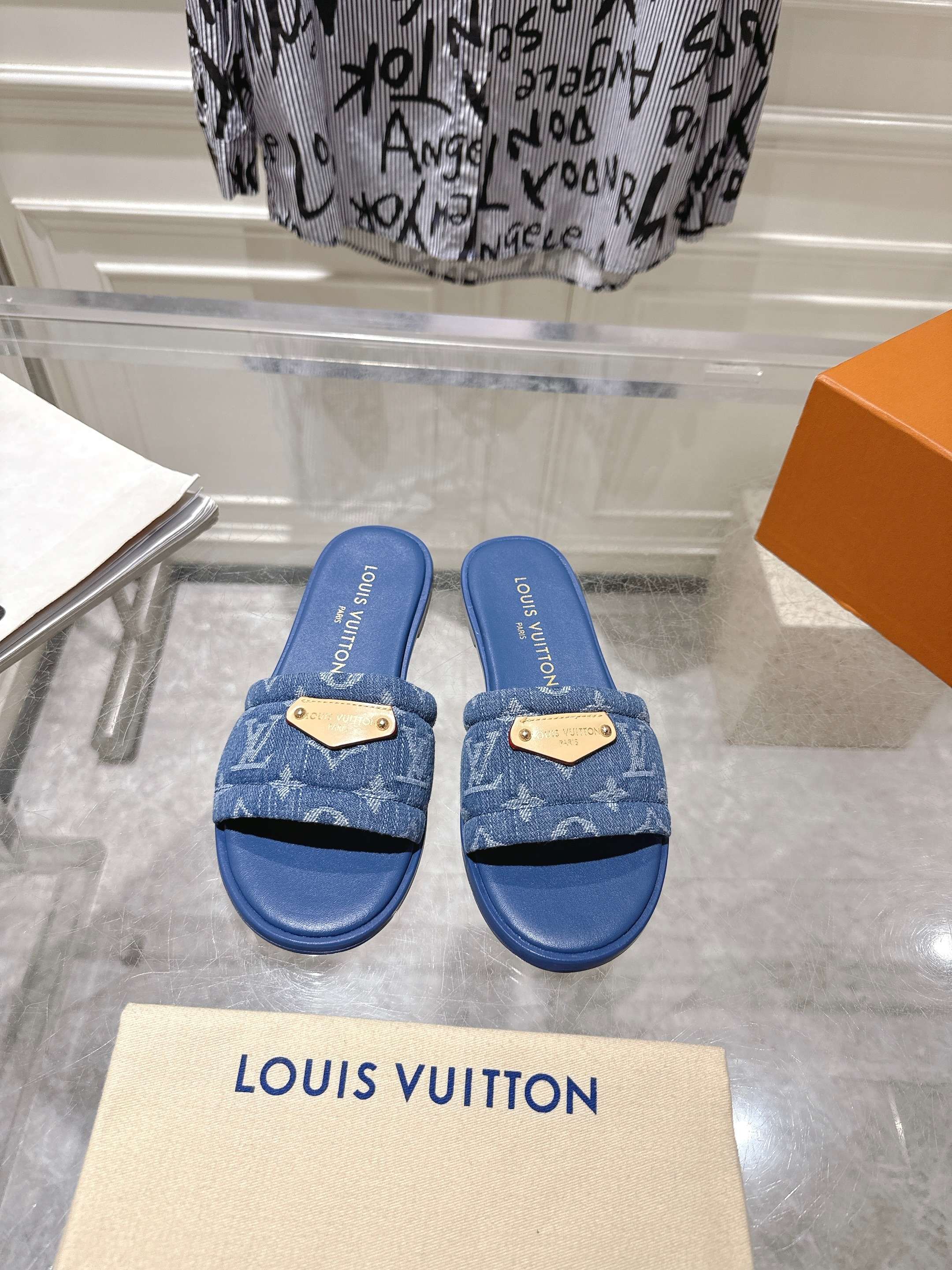 NO:263983,LV25S new flat denim slippers must-have summer shoes for purchase and Zp development, all customized materials, exclusive molded leather sole, all details are shipped together, and even the packaging is the same as the genuine one., slippers, louis vuitton, slippers, Leather soles19860909LV25S新款平底牛仔布拖鞋夏天必备款整双鞋子采购Zp开发打造,全部定制材料,独家开模真皮大底,细节全部对版出货,连包装也做到跟正品一样.,拖鞋,louis vuitton,slippers,Leather soles,Women's Shoes