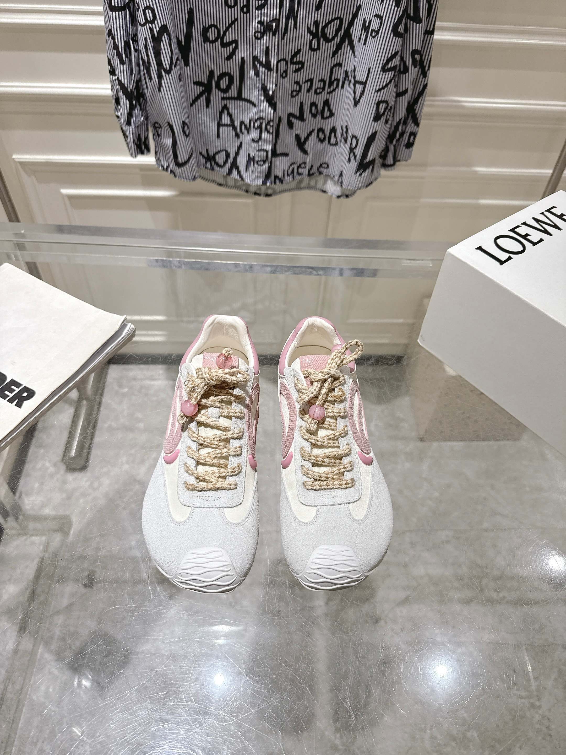 NO:263978,LOEWE · Luo Yiwei 2025ss latest color matching ballet shoes Forrest Gump shoes De training shoes casual sports shoes top version original purchase development whole pair of shoes purchased Zp development and creation, all customized materials, exclusive mold opening sole, details are shipped together, and even the packaging is the same as the genuine one. Size 35-41, casual shoes/sports shoes, loewe, loewe, loewe, sneakers19860909LOEWE·罗意威 2025ss最新配色 芭蕾鞋阿甘鞋德训鞋休闲运动鞋 顶级版本原版购入开发做货整双鞋子采购Zp开发打造,全部定制材料,独家开模大底,细节全部对版出货,连包装也做到跟正品一样. 码数女35-41,休闲鞋/运动鞋,loewe,loewe,sneakers,Women's Shoes