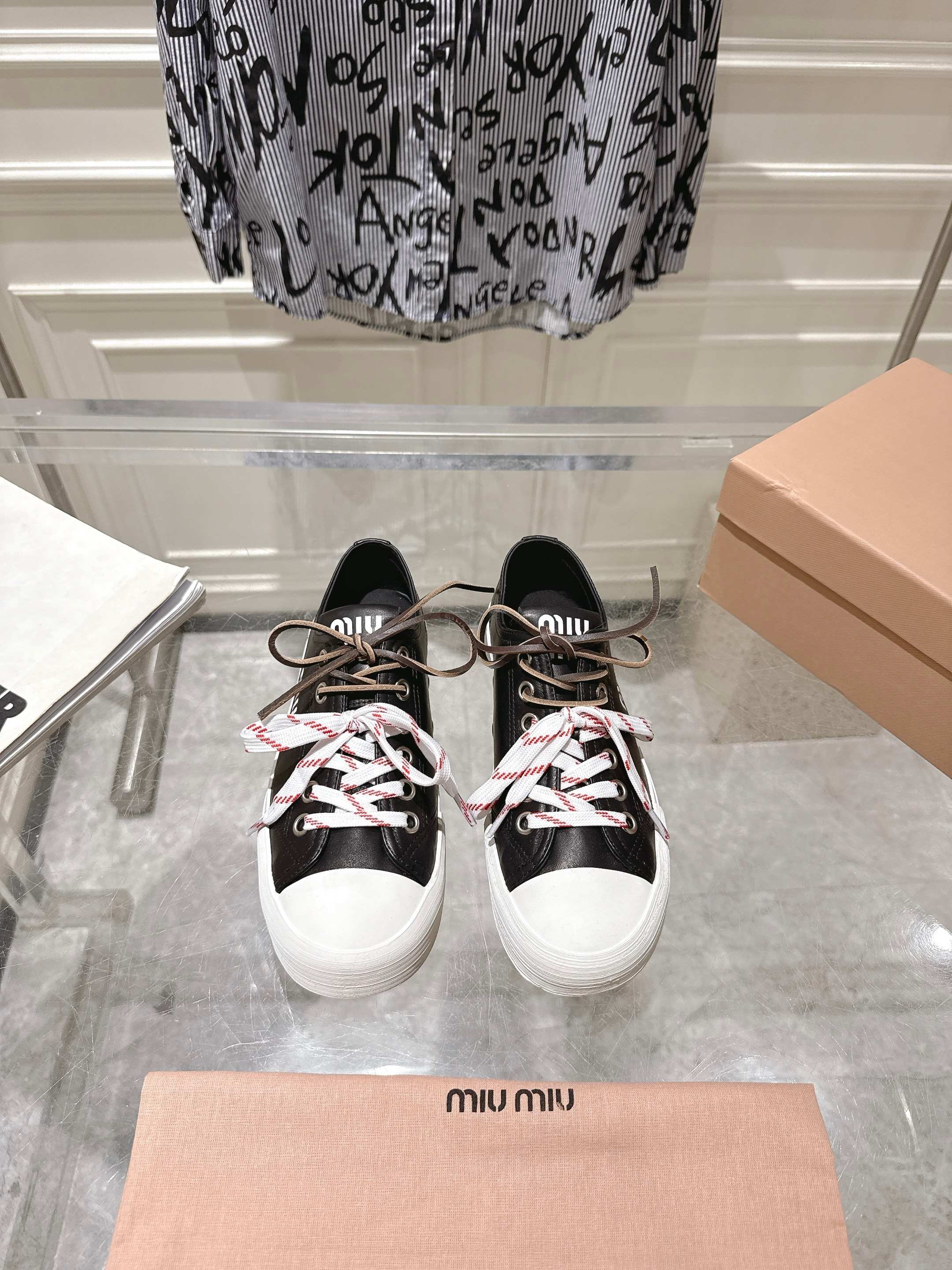 NO:263981,MiuMiu*Miu Miu Home 2025 Lace-up Canvas Shoes De Training Shoes Casual Shoes This lace-up casual sneaker is a perfect American casual style~ a must-have for daily wear! Super beautiful, comfortable, classic and versatile item on the feet! Fabric: Embroidered canvas cowhide, original EVA outsole, size 35-41, casual shoes/sports shoes, miumiu, sneakers, cowhide19860909出MiuMiu*繆繆miu家2025系带帆布鞋德训鞋休闲鞋这款系带休闲运动鞋妥妥的美式休闲风格~日常穿着必选! 上脚超级好看舒适经典百搭的绝绝子单品! 面料:刺绣帆布牛皮 大底原版EVA大底 码数35-41,休闲鞋/运动鞋,miumiu,sneakers,cowhide,Women's Shoes