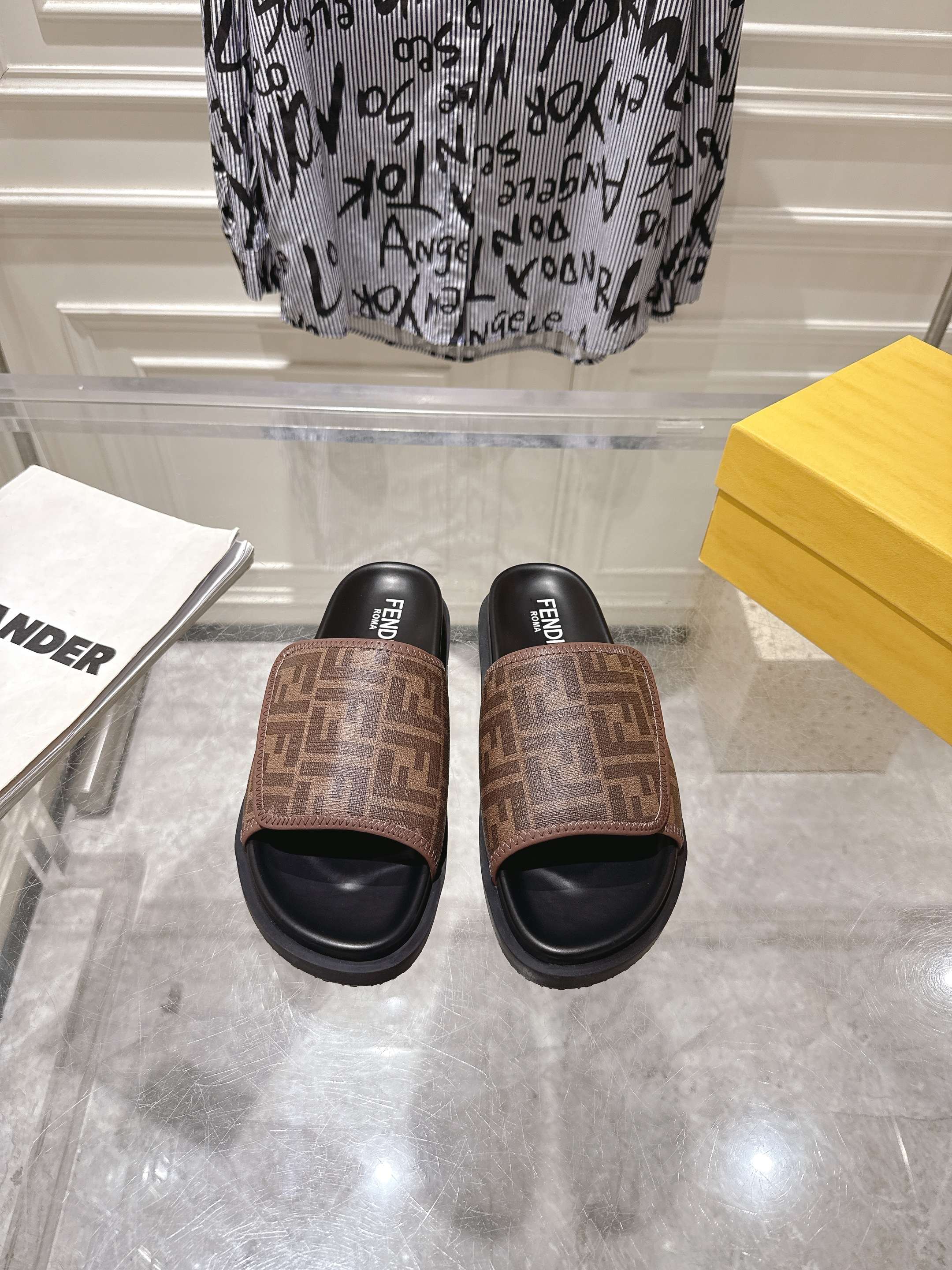 NO:263975,Fendi 2025 flat beach casual couple slippers. Classic embroidery logo design, paired with FF Baguette decorative buckle, colorful colors, embellish intellectual beauty with romance! The whole pair of shoes is developed and created by Zp, all customized materials, exclusive mold opening sole, and all details are shipped together. Even the packaging is the same as the genuine one. Size 35-45, slippers, fendi, fendi, slippers19860909出Fendi芬迪2025平底沙滩休闲情侣款拖鞋 经典刺绣logo设计,搭配FF Baguette装饰性搭扣,绚丽多姿的色彩,以浪漫点缀知性美感! 整双鞋子采购Zp开发打造,全部定制材料,独家开模大底,细节全部对版出货,连包装也做到跟正品一样.码数35-45,拖鞋,fendi,fendi,slippers,Women's Shoes