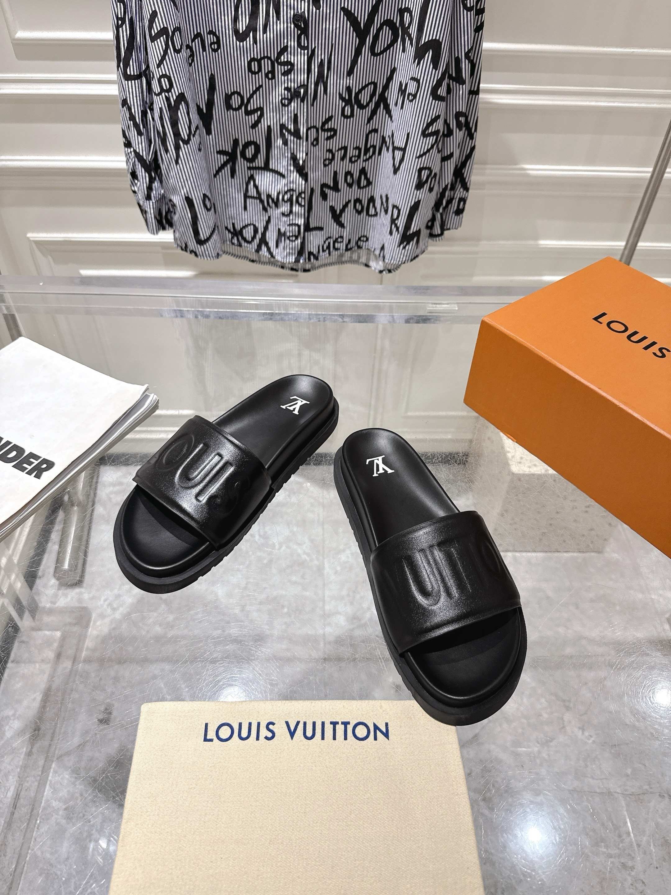 NO:263959,LV25S new flat men's slippers must-have summer shoes are purchased and developed and created by Zp, all customized materials, exclusive mold opening sole, all details are shipped together, and even the packaging is the same as the genuine one. Size 39-45, slippers, louis vuitton, slippers19860909LV25S新款平底男士拖鞋夏天必备款整双鞋子采购Zp开发打造,全部定制材料,独家开模大底,细节全部对版出货,连包装也做到跟正品一样.码数39-45,拖鞋,louis vuitton,slippers,Women's Shoes