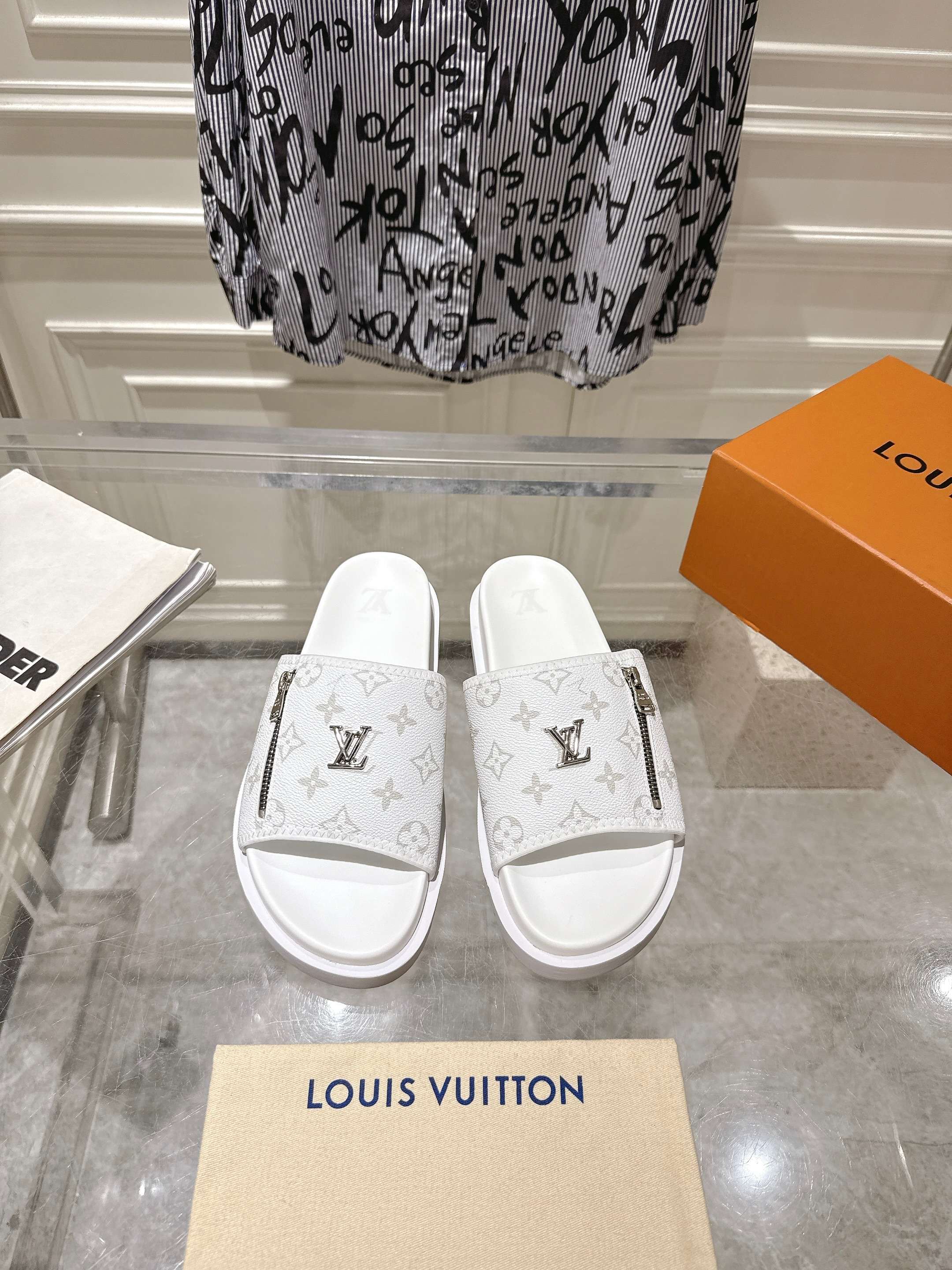NO:263965,LV25S new flat men's slippers must-have summer shoes are purchased and developed and created by Zp, all customized materials, exclusive mold opening sole, all details are shipped together, and even the packaging is the same as the genuine one. Size 39-45, slippers, louis vuitton, slippers19860909LV25S新款平底男士拖鞋夏天必备款整双鞋子采购Zp开发打造,全部定制材料,独家开模大底,细节全部对版出货,连包装也做到跟正品一样.码数39-45,拖鞋,louis vuitton,slippers,Women's Shoes
