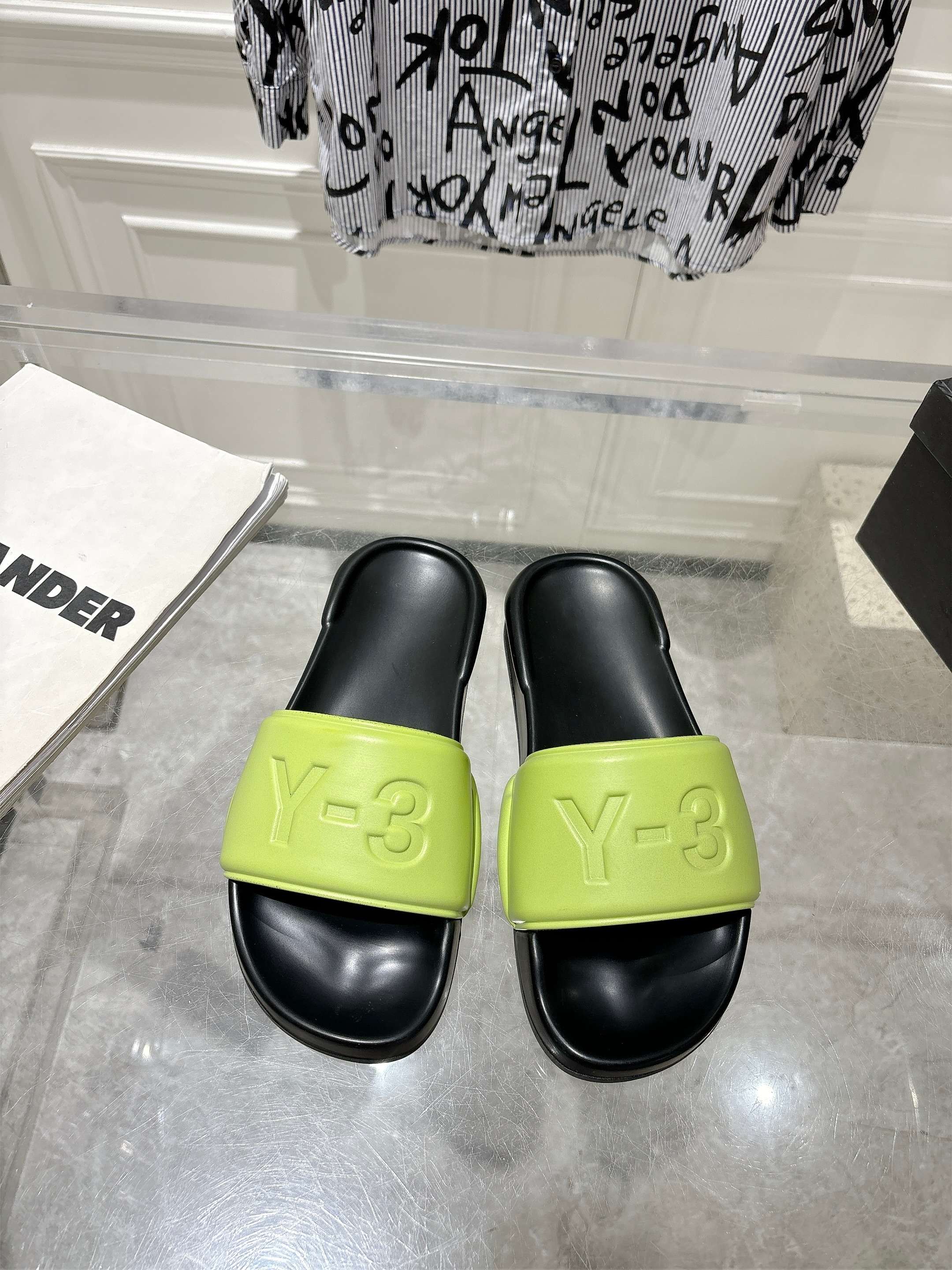 NO:263972,Y-3 25S early spring flat slippers are simply the king of fashion this year!  These slippers are simply the leader in the white world. Black is low-key and luxurious, green is full of vitality, tender green is fresh and playful, wine red is retro and charming, no matter what skin color is, it can be white and shiny. Color is black, green, tender green, wine red. Material original material inner lily original inner lily sheepskin outsole original sole size: 38-44 size, slippers, slippers, sheepskin19860909Y-3 25S早春平底拖鞋,简直是今年时尚圈的王炸！这拖鞋简直是显白界的扛把子,黑色低调奢华,绿色生机盎然,嫩绿色清新俏皮,酒红色复古迷人,无论什么肤色,穿上都能白到发光. 颜色黑色,绿色,嫩绿色,酒红色. 材质原版材质 内里原版内里羊皮 大底原版鞋底 码数:38一44码,拖鞋,slippers,sheepskin,Women's Shoes