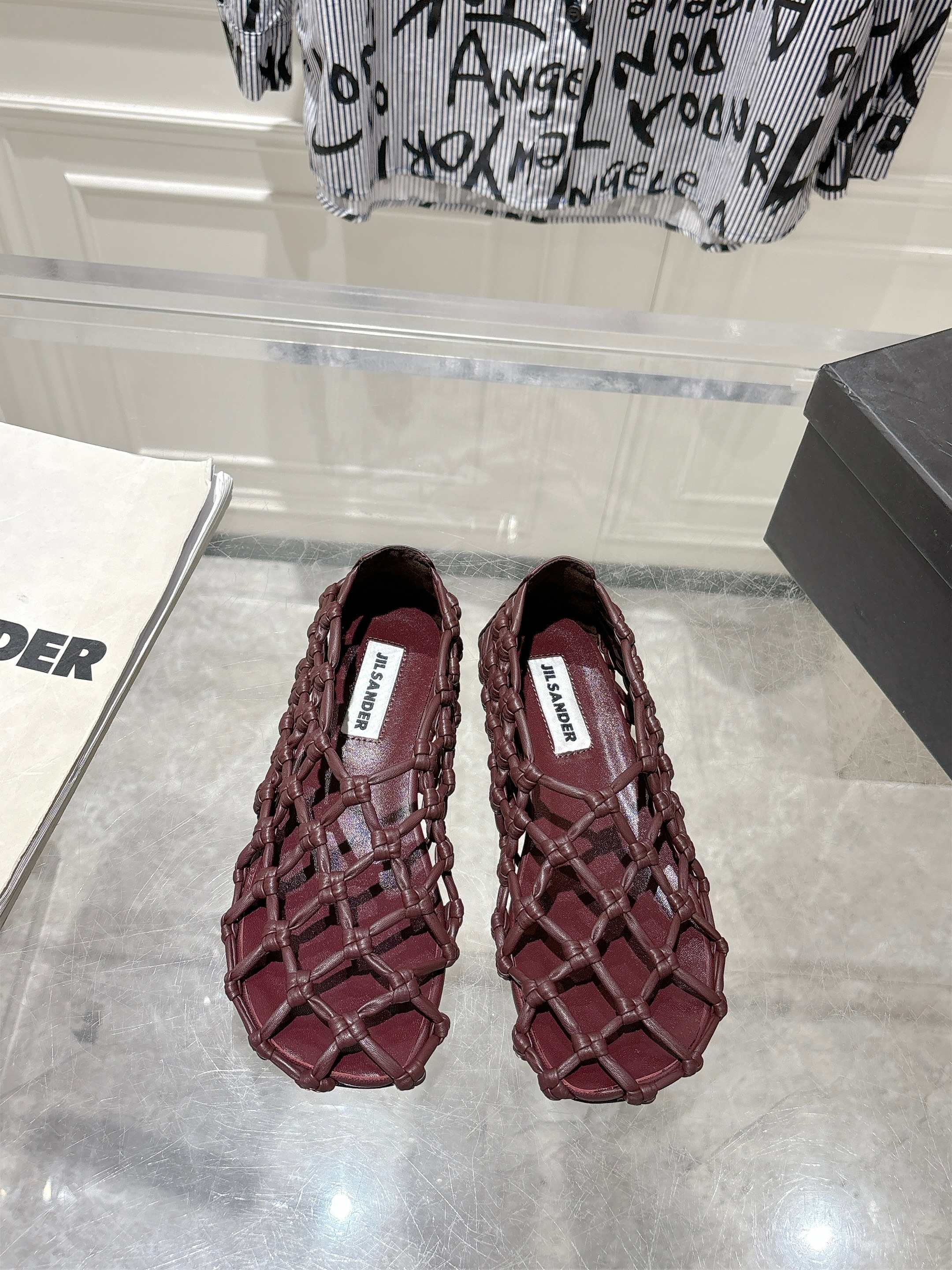 NO:263957,Out. JIL SANDER/Jilsander 25ss latest braided leather mesh sandals Custom-made imported calfskin footbed sheepskin sole Italian leather outsole Color black, white, red, brown Size 35-39 (40 can be customized without return and exchange), sandals, jil sander, jil sander, sandals, cowhide, sheepskin, Leather soles19860909出. JIL SANDER/吉尔桑达 25ss最新编织皮网凉鞋 鞋面定制进口小牛皮 垫脚羊皮 鞋底意大利真皮大底 颜色黑、白、红、棕 码数35-39 (40可定做不退换),凉鞋,jil sander,jil sander,sandals,cowhide,sheepskin,Leather soles,Women's Shoes