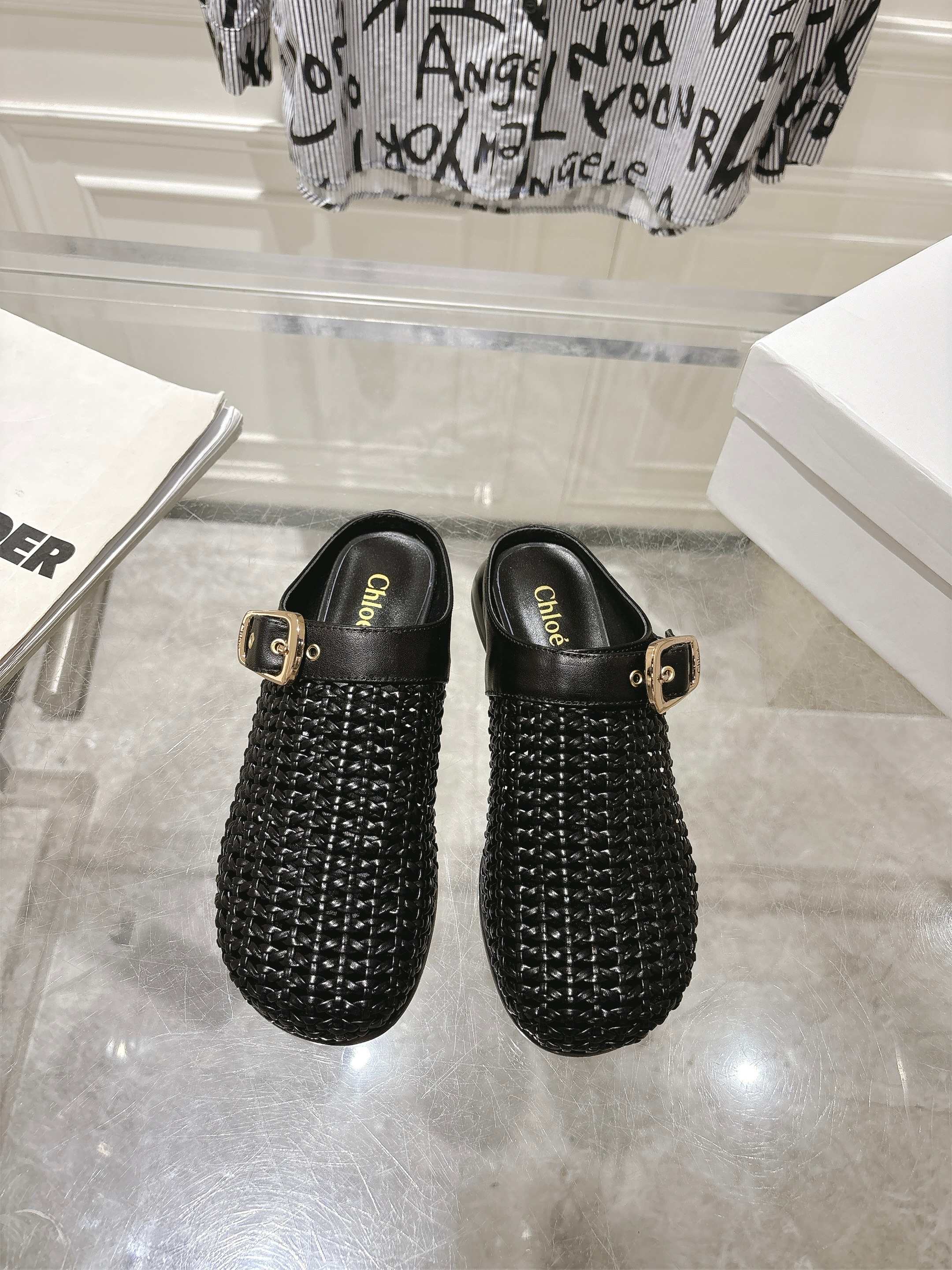 NO:263982,Running ChIoe Chloe 25 new sandals series... [Fabric semi-trail] Original sole, fully hand-tied, all the positions are just right, Internet celebrity popular, top casual and vacation series Big internet celebrities are unanimous in pursuit of this style, and it is difficult to find out for a while. The indispensable single slippers in midsummer are very attractive to fashionable and sporty style, showing your elegance, lightness, slimness and whiteness in your way 1 fabric: original customized fabric 2 foot pads: original injection molding 3 soles: original rubber combination soles 4 packaging: original full set of packaging 5 sizes: 35-39 (40. Customized without return) Color: black, silver. white, semi-trail, slippers19860909跑量 ChIoe 克洛伊 25新款凉拖系列……【织物半拖】  原版鞋底,全手工穿线,所有的位置刚刚好 ,网红爆款,顶级休闲度假系列 大咖网红一致追求此款,更是断货一度难求 盛夏不可缺少的单品拖鞋,上脚极具吸引时髦运动风尚,以你的方式彰显你的优雅、轻便、显瘦、显脚白 1面料:原版定制织物 2垫脚:原版注塑成型 3大底:原版橡胶组合大底 4包装:原版全套包装 5码数:35-39（40.定制不退换） 颜色:黑色,银色.白色,半拖,slippers,Women's Shoes