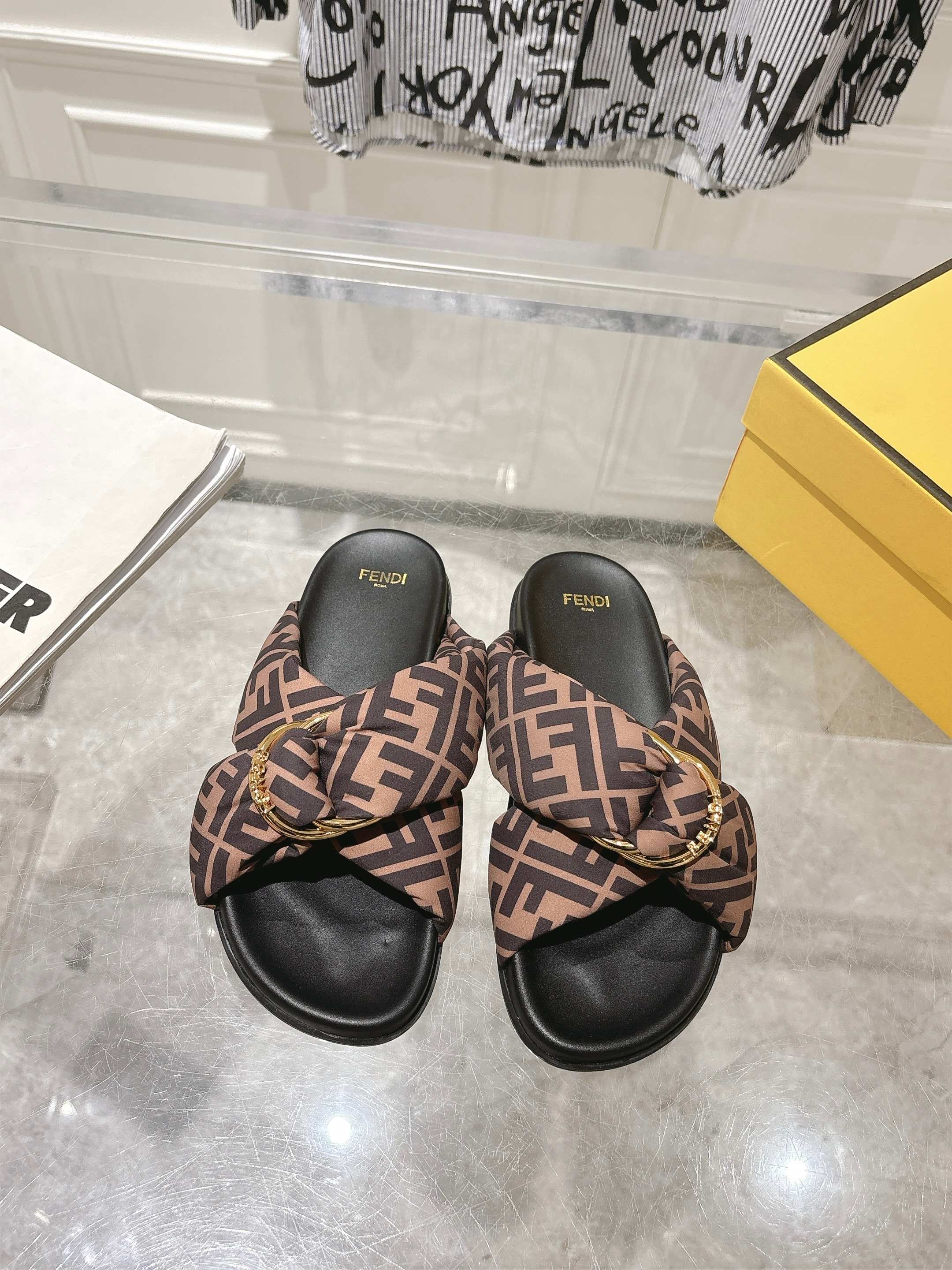 NO:260910,Fendi's latest flat-soled beach casual slippers, whole pair of shoes are purchased and developed and created, all customized materials, exclusive mold opening sole, all details are shipped together, and even the packaging is the same as the genuine one. Size 35-40, slippers, fendi, slippers19860909芬迪最新 平底沙滩休闲拖鞋,整双鞋子采购Zp开发打造,全部定制材料,独家开模大底,细节全部对版出货,连包装也做到跟正品一样.码数35-40,拖鞋,fendi,slippers,Women's Shoes
