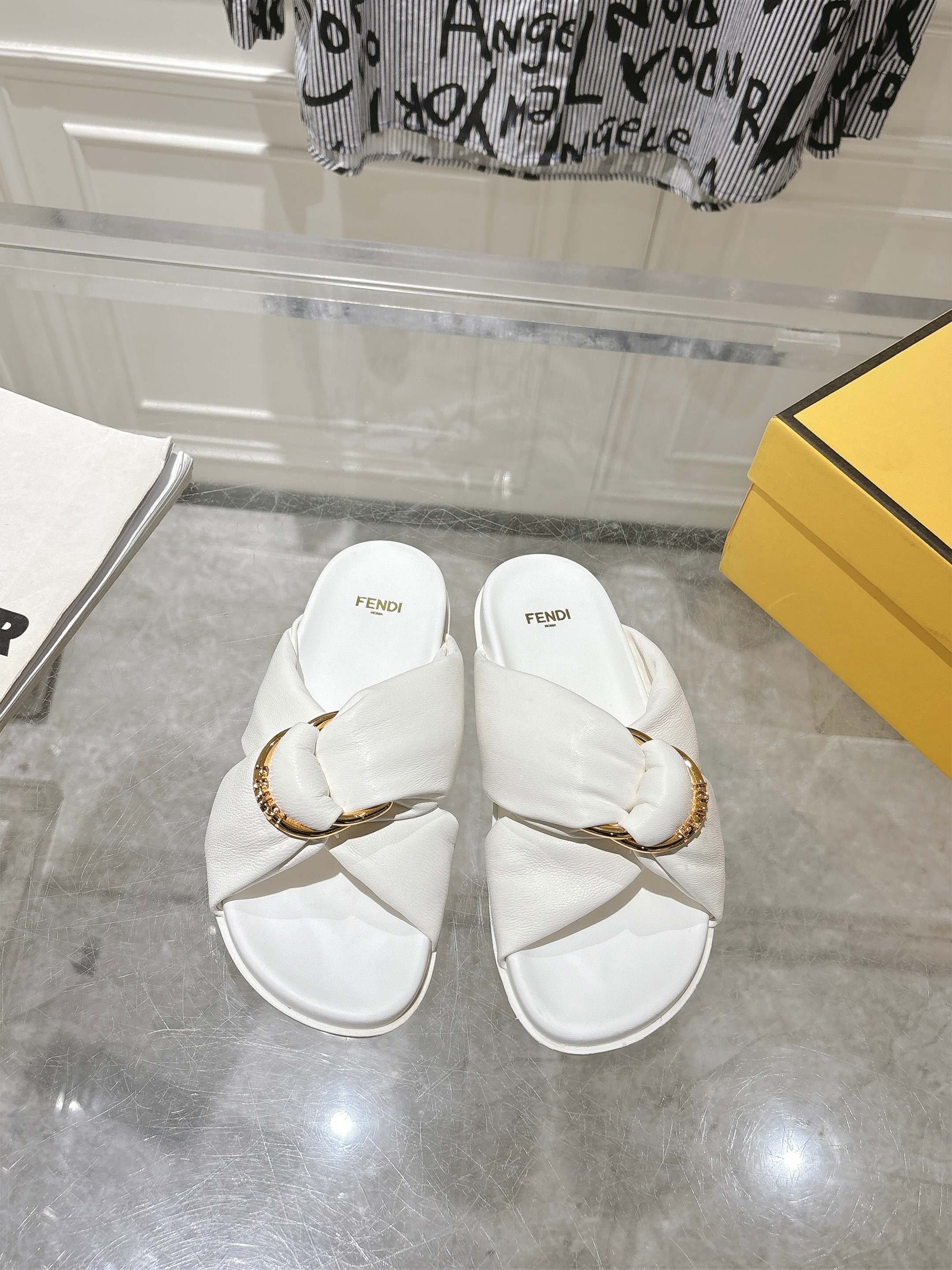 NO:263979,Fendi 2025 flat beach casual slippers. The whole pair of shoes is purchased and developed and created by Zp, all customized materials, exclusive mold opening sole, all details are shipped together, and even the packaging is the same as the genuine one. Size 35-40, slippers, fendi, fendi, slippers19860909出Fendi芬迪2025平底沙滩休闲拖鞋 整双鞋子采购Zp开发打造,全部定制材料,独家开模大底,细节全部对版出货,连包装也做到跟正品一样.码数35-40,拖鞋,fendi,fendi,slippers,Women's Shoes