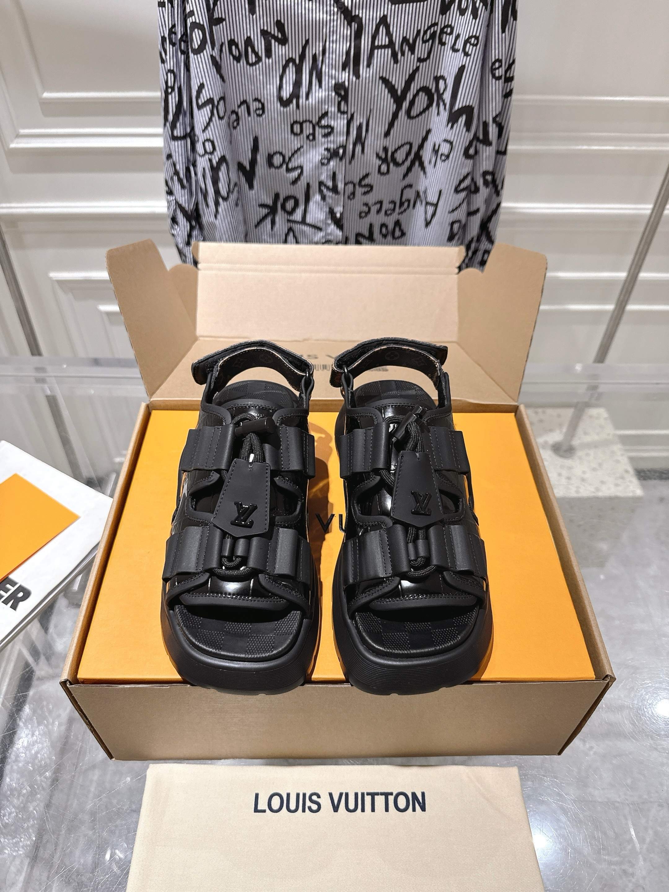 NO:382978,With a full set of aircraft box packaging LV25S new thick-soled sandals beach sandals must-have summer shoes are purchased and developed and created by Zp, all customized materials, exclusive mold opening sole, all details are shipped together, and even the packaging is the same as the genuine one. Size 35-40, sandals, louis vuitton, sandals19860909配全套飞机盒包装LV25S新款厚底凉鞋沙滩凉鞋夏天必备款整双鞋子采购Zp开发打造,全部定制材料,独家开模大底,细节全部对版出货,连包装也做到跟正品一样.码数35-40,凉鞋,louis vuitton,sandals,Women's Shoes