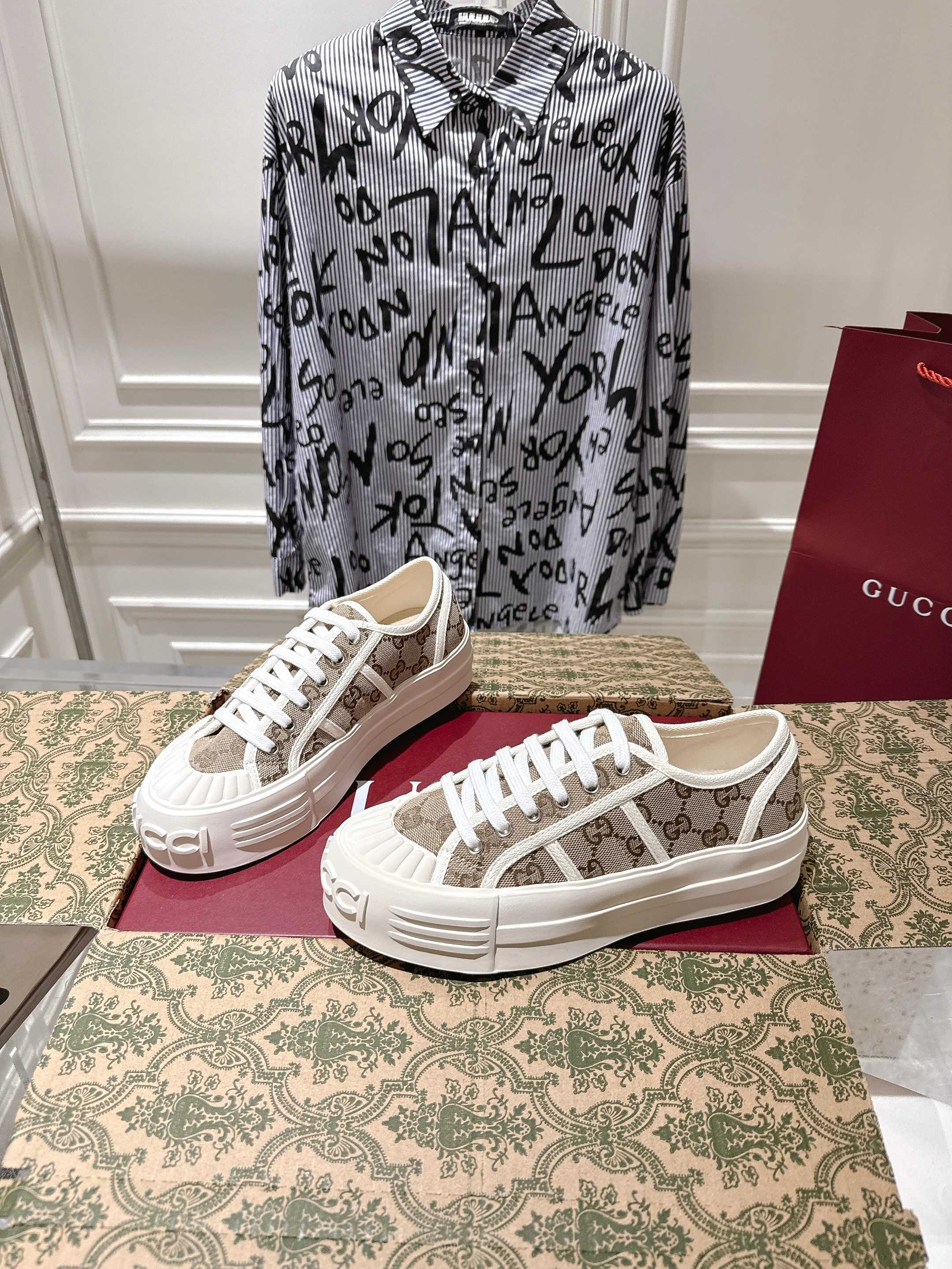 NO:382956,Gucci 25S latest thick-soled canvas shoes, the hottest in spring and summer... Classic upgrades are more durable and comfortable to put on the feet. Fabric denim canvas surface. Inner breathable cloth inside, the middle layer is pasted with PU leather/inside and outside cloth will not wrinkle. The original molded TPU sole size 35-41 Packaging: the latest red shoe box in the counter + airplane box, casual shoes/sports shoes, gucci, sneakers19860909Gucci 25S最新款厚底帆布鞋,春夏季最热门…经典升级更耐看,上脚舒适 面料牛仔帆布面 内里透气布内里,中间层贴PU皮/里外布面都不会皱 大底原版开模TPU大底 码数35-41 包装:专柜最新红色鞋盒+飞机盒,休闲鞋/运动鞋,gucci,sneakers,Women's Shoes