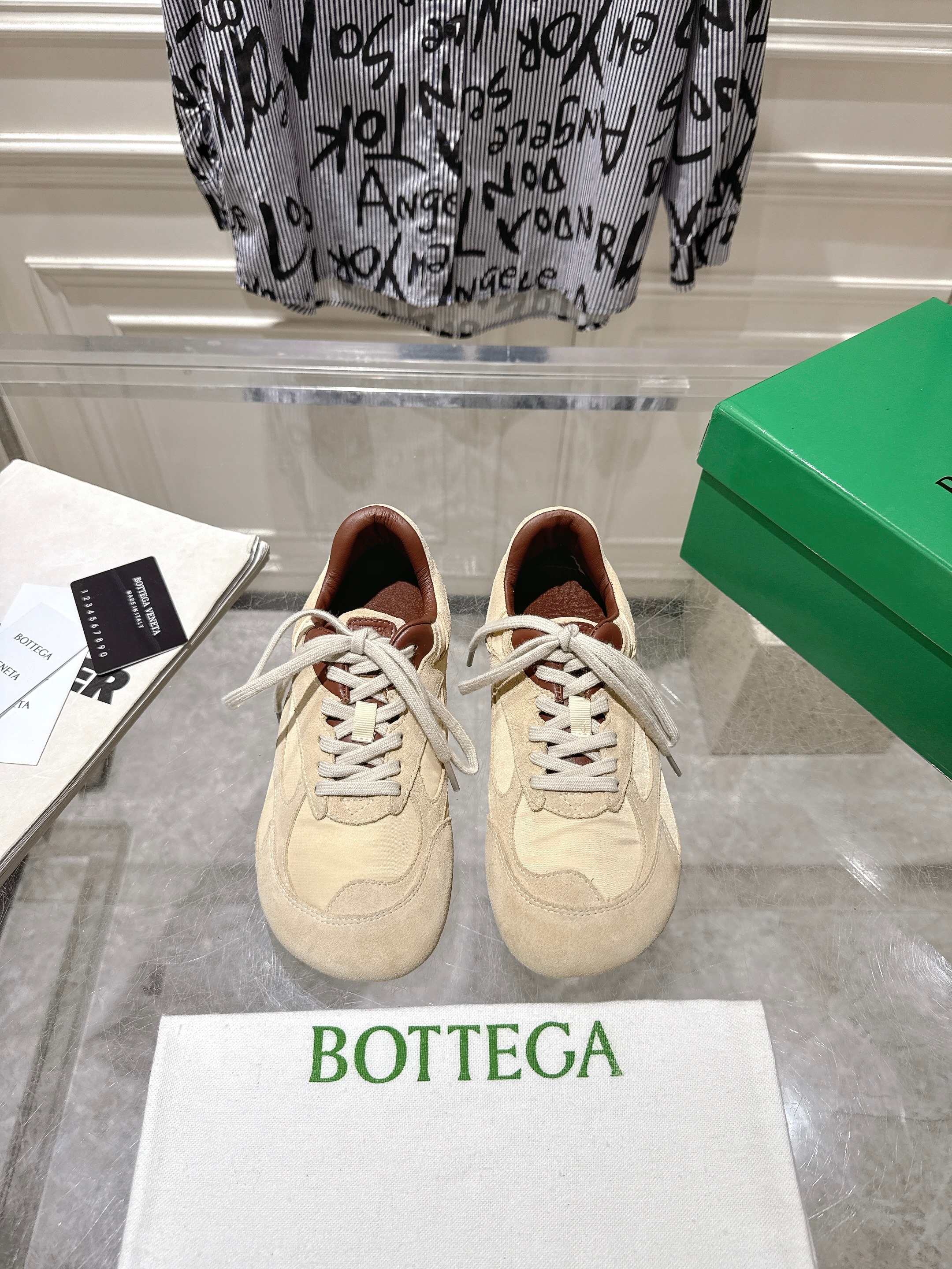 NO:263967,Men's 50 Liu Wen's Bottega Veneta new sports shoes, German training shoes, Forrest Gump shoes, Bottega Veneta Orbit sneakers, inspired by the retro style of the 1990s, the upper is made of mesh fabric, echoing the brand's iconic intrecciato braiding elements, showing a delicate and avant-garde design style. Made of lightweight technology fabrics, suede and mesh, low-top lace-up design, casual and comfortable, and fine sculpting. The whole pair of shoes was developed and developed by Zp, all customized materials, exclusive mold opening sole, details are shipped together, and even the packaging is the same as the genuine one. Size 35-45, casual shoes/sports shoes, bottega Veneta, sneakers19860909男款50刘雯同款Bottega Veneta新款运动鞋 德训鞋 阿甘鞋 Bottega Veneta Orbit运动鞋 以90年代复古风格为灵感,鞋面选用网纱面料,呼应品牌标志性intrecciato编织元素,展现出精致前卫的设计风格.采用轻质科技面料、绒面革和网布制成,低帮系带的设计,休闲舒适又不乏造型设计的精细雕琢. 整双鞋子采购Zp开发打造,全部定制材料,独家开模大底,细节全部对版出货,连包装也做到跟正品一样. 码数35-45,休闲鞋/运动鞋,bottega veneta,sneakers,Women's Shoes