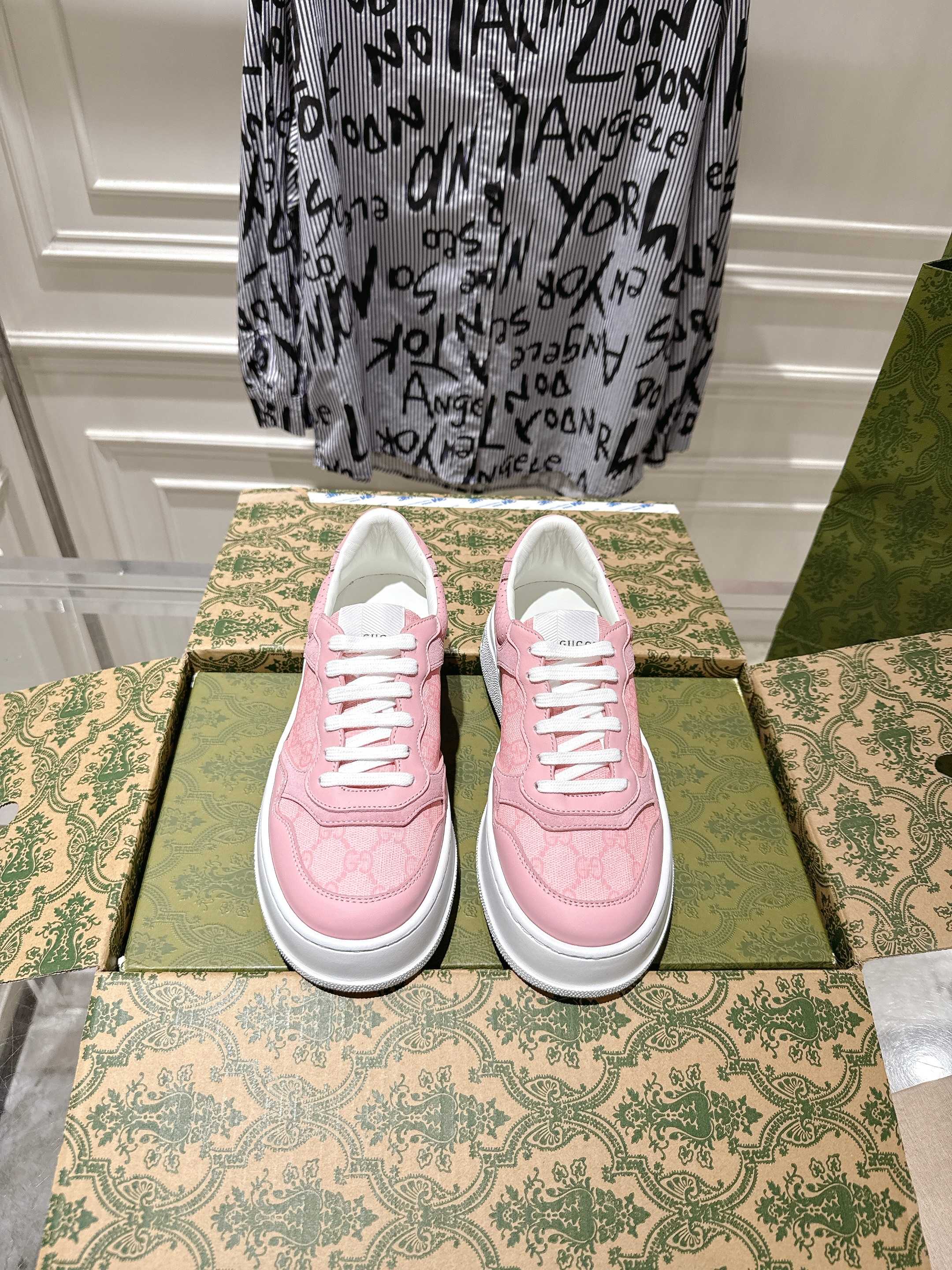 NO:438812,GUCC Gucci 2025ss new series sports shoes, thick-soled white shoes casual board shoes, GG couples white shoes counter synchronous style, catwalk style stars, internet celebrities, live broadcasts, etc. must plant grass and call. The style design is light luxury retro, thick sole heightened, similar to the upgraded version of classic white shoes. The top version upper original custom calfskin fabric is matched with GUCC classic presbyterian webbing, perforation, embossing craftsmanship, inner cowhide, foot pad cowhide, comfortable and soft feet!  Original replica 11 mold opening IP light material bottom, 4cm heightened thick bottom!  Size women 35-40 Packaging counter aviation packaging, casual shoes/sports shoes, gucci, gucci, sneakers, cowhide19860909GUCC·古驰 2025ss新款 系列运动鞋厚底小白鞋休闲板鞋 GG情侣款小白鞋专柜同步款,走秀款明星、网红、直播等必定种草打call 款式设计轻奢复古,厚底增高,相似于经典小白鞋的升级版 最顶级版本鞋面原版定制小牛皮面料,搭配GUCC经典老花布织带、穿孔、压纹工艺,内里牛皮,垫脚牛皮,脚感舒适柔软！原版复刻11开模IP轻料底,4cm增高厚底！ 码数女35-40 包装专柜航空包装,休闲鞋/运动鞋,gucci,gucci,sneakers,cowhide,Women's Shoes