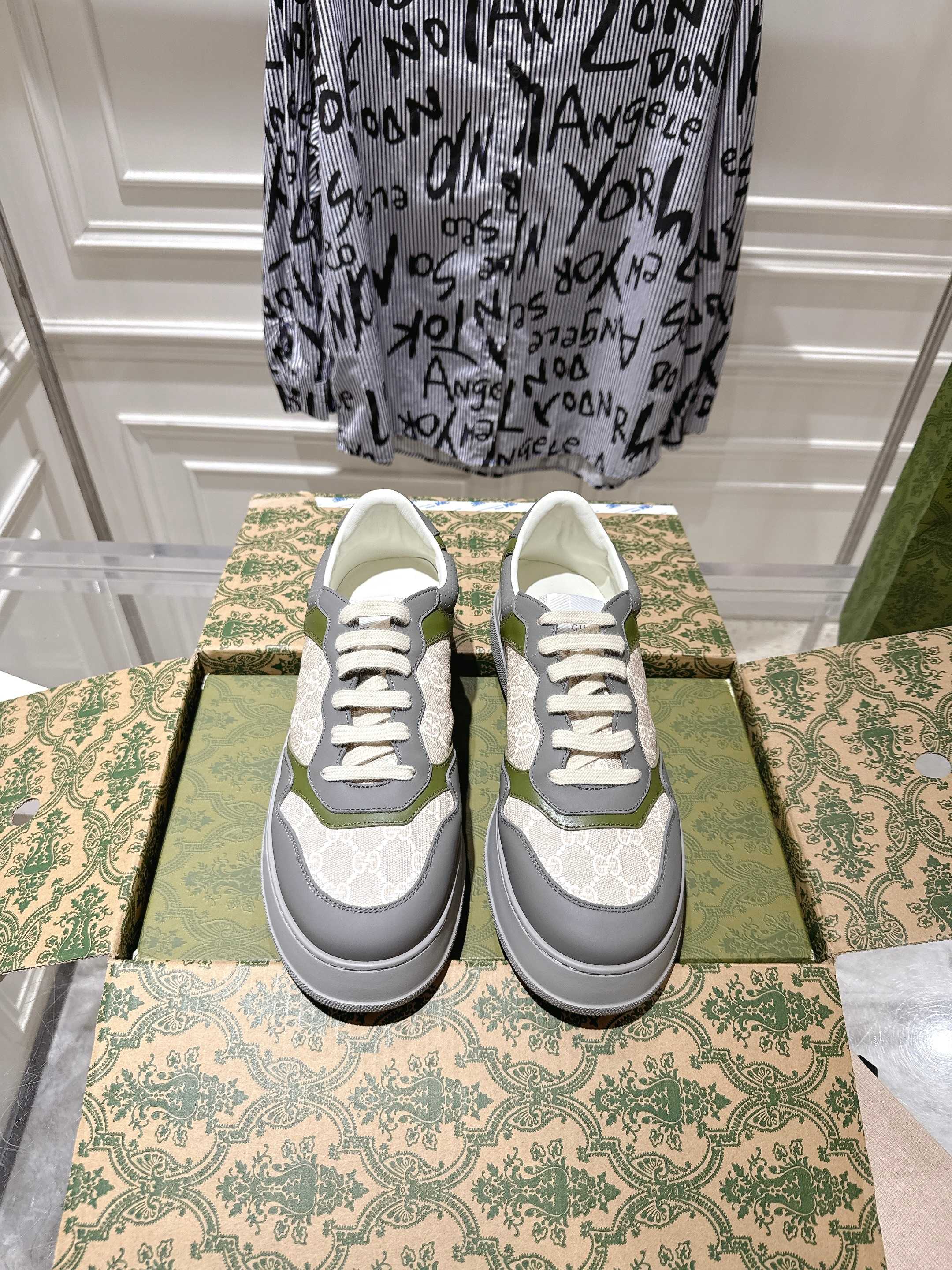 NO:564468,GUCC·Gucci 2025ss new series of sports shoes, thick-soled white shoes, casual sneakers, GG couple's white shoes, synchronized with the counters, catwalk style stars, Internet celebrities, live broadcasts, etc. will definitely attract attention. The style design is light, luxurious and retro, and the thick soles are increased, similar to the upgraded version of the classic white shoes.  The top version of the upper is made of original custom-made calfskin fabric, with GUCC classic floral fabric webbing, perforation, and embossing technology. The inner lining is cowhide and the foot pads are cowhide. The foot feels comfortable and soft!  Original replica 11 open mold IP light material sole, 4cm thicker sole!  Size female 35-40 male 39-45 Packaging counter aviation packaging, casual shoes/sports shoes, gucci, gucci, sneakers, cowhide19860909GUCC·古驰 2025ss新款 系列运动鞋厚底小白鞋休闲板鞋 GG情侣款小白鞋专柜同步款,走秀款明星、网红、直播等必定种草打call 款式设计轻奢复古,厚底增高,相似于经典小白鞋的升级版 最顶级版本鞋面原版定制小牛皮面料,搭配GUCC经典老花布织带、穿孔、压纹工艺,内里牛皮,垫脚牛皮,脚感舒适柔软！原版复刻11开模IP轻料底,4cm增高厚底！ 码数女35-40男39-45 包装专柜航空包装,休闲鞋/运动鞋,gucci,gucci,sneakers,cowhide,Women's Shoes