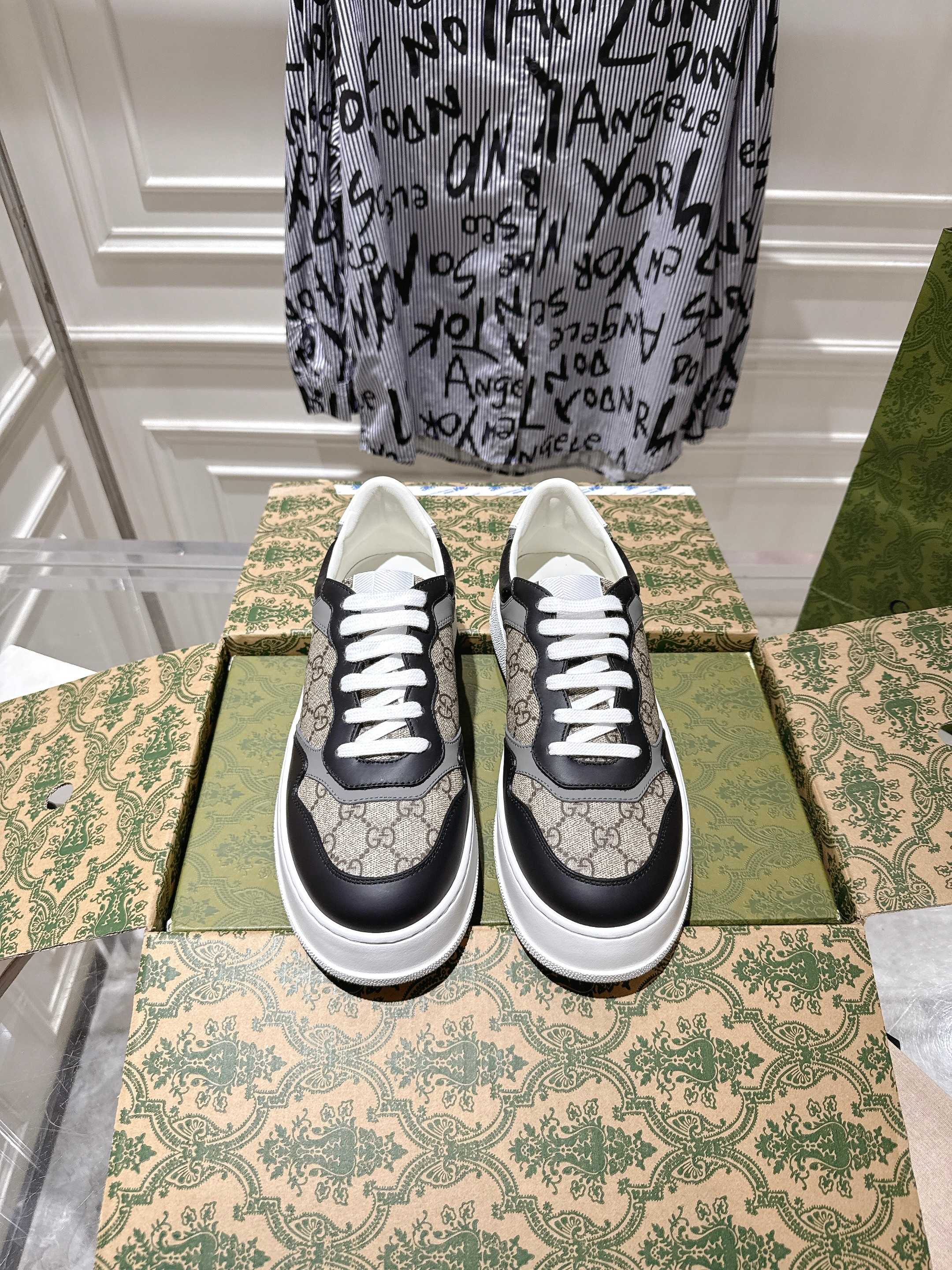 NO:564476,Men's GUCC·Gucci 2025ss new series of sports shoes, thick-soled white shoes, casual sneakers, GG couple's white shoes, synchronized with the counter, catwalk style, celebrities, Internet celebrities, live broadcasts, etc. will definitely attract attention. The style design is light, luxurious and retro, and the thick sole is increased, similar to the upgraded version of the classic white shoes.  The top version of the upper is made of original custom-made calfskin fabric, with GUCC classic floral fabric webbing, perforation, and embossing technology. The inner lining is cowhide and the foot pads are cowhide. The foot feels comfortable and soft!  Original replica 11 open mold IP light material sole, 4cm thicker sole!  Size men's 39-45 packaging counter aviation packaging, casual shoes/sports shoes, gucci, gucci, sneakers, cowhide19860909男款GUCC·古驰 2025ss新款 系列运动鞋厚底小白鞋休闲板鞋 GG情侣款小白鞋专柜同步款,走秀款明星、网红、直播等必定种草打call 款式设计轻奢复古,厚底增高,相似于经典小白鞋的升级版 最顶级版本鞋面原版定制小牛皮面料,搭配GUCC经典老花布织带、穿孔、压纹工艺,内里牛皮,垫脚牛皮,脚感舒适柔软！原版复刻11开模IP轻料底,4cm增高厚底！ 码数男39-45 包装专柜航空包装,休闲鞋/运动鞋,gucci,gucci,sneakers,cowhide,Women's Shoes