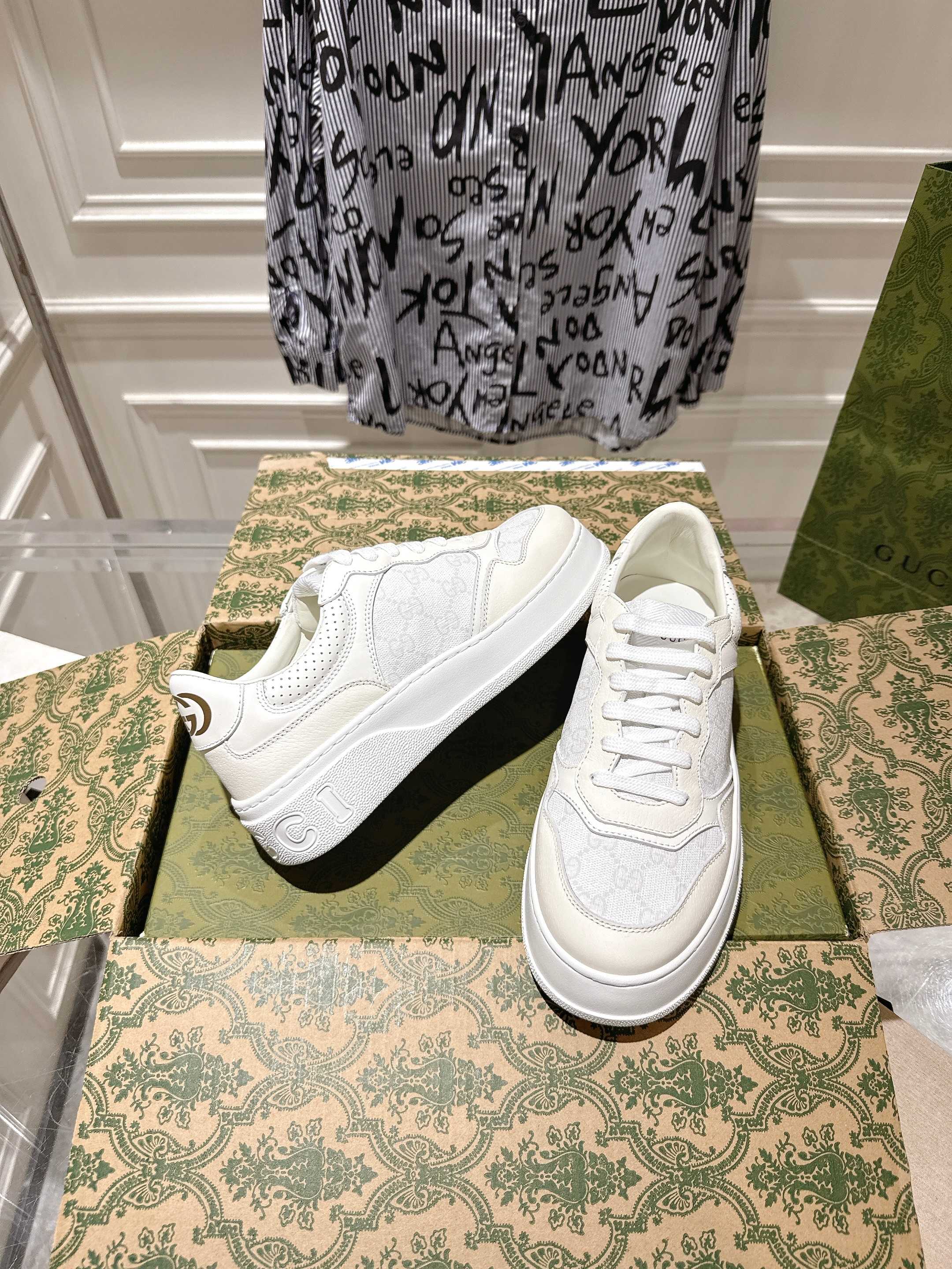 NO:564483,GUCC·Gucci 2025ss new series of sports shoes, thick-soled white shoes, casual sneakers, GG couple's white shoes, synchronized with the counters, catwalk style stars, Internet celebrities, live broadcasts, etc. will definitely attract attention. The style design is light, luxurious and retro, and the thick soles are increased, similar to the upgraded version of the classic white shoes.  The top version of the upper is made of original custom-made calfskin fabric, with GUCC classic floral fabric webbing, perforation, and embossing technology. The inner lining is cowhide and the foot pads are cowhide. The foot feels comfortable and soft!  Original replica 11 open mold IP light material sole, 4cm thicker sole!  Size female 35-40 male 39-45 Packaging counter aviation packaging, casual shoes/sports shoes, gucci, gucci, sneakers, cowhide19860909GUCC·古驰 2025ss新款 系列运动鞋厚底小白鞋休闲板鞋 GG情侣款小白鞋专柜同步款,走秀款明星、网红、直播等必定种草打call 款式设计轻奢复古,厚底增高,相似于经典小白鞋的升级版 最顶级版本鞋面原版定制小牛皮面料,搭配GUCC经典老花布织带、穿孔、压纹工艺,内里牛皮,垫脚牛皮,脚感舒适柔软！原版复刻11开模IP轻料底,4cm增高厚底！ 码数女35-40男39-45 包装专柜航空包装,休闲鞋/运动鞋,gucci,gucci,sneakers,cowhide,Women's Shoes