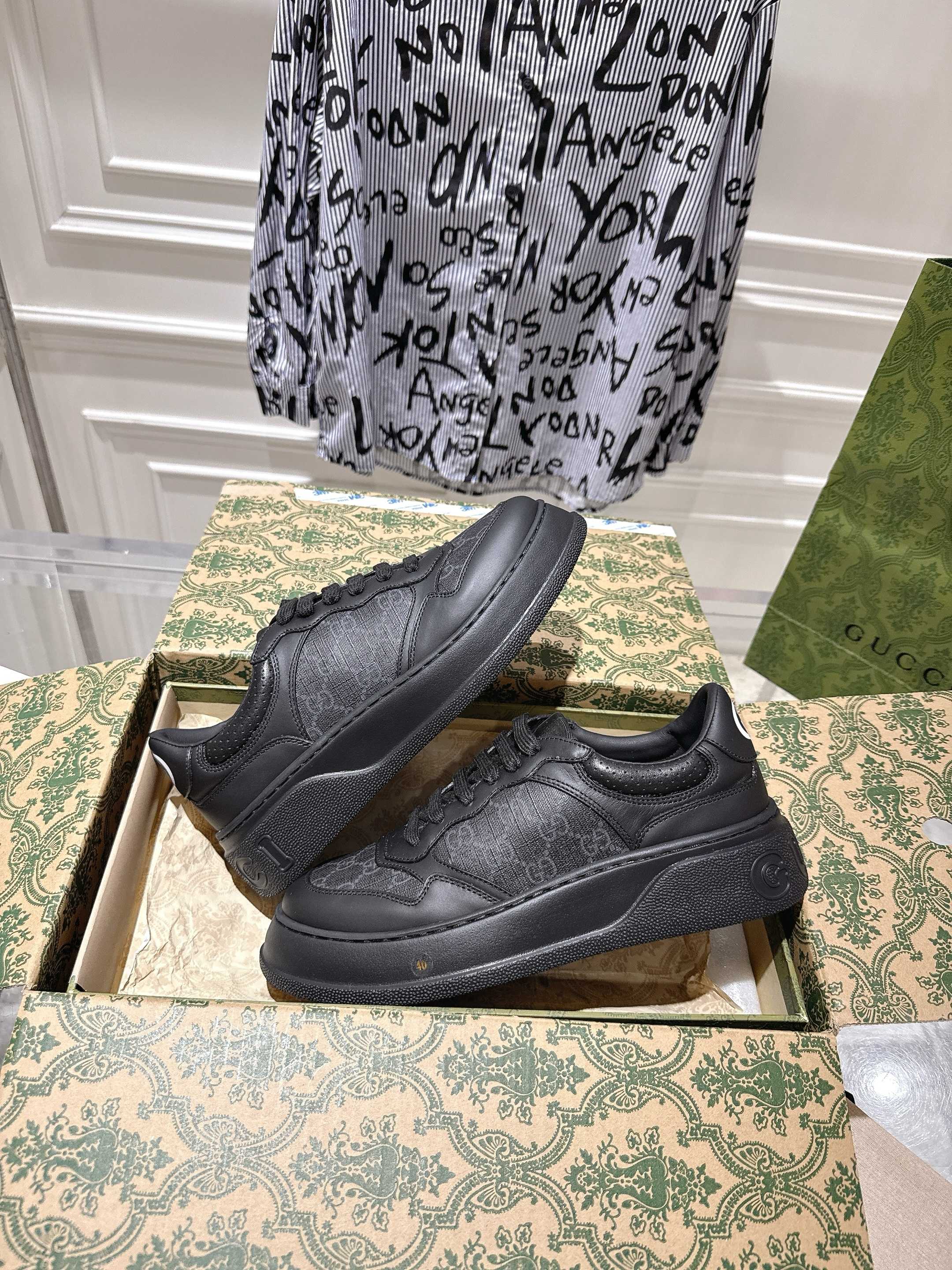 NO:564489,Men's GUCC·Gucci 2025ss new series of sports shoes, thick-soled white shoes, casual sneakers, GG couple's white shoes, synchronized with the counter, catwalk style, celebrities, Internet celebrities, live broadcasts, etc. will definitely attract attention. The style design is light, luxurious and retro, and the thick sole is increased, similar to the upgraded version of the classic white shoes.  The top version of the upper is made of original custom-made calfskin fabric, with GUCC classic floral fabric webbing, perforation, and embossing technology. The inner lining is cowhide and the foot pads are cowhide. The foot feels comfortable and soft!  Original replica 11 open mold IP light material sole, 4cm thicker sole!  Size men's 39-45 packaging counter aviation packaging, casual shoes/sports shoes, gucci, gucci, sneakers, cowhide19860909男款GUCC·古驰 2025ss新款 系列运动鞋厚底小白鞋休闲板鞋 GG情侣款小白鞋专柜同步款,走秀款明星、网红、直播等必定种草打call 款式设计轻奢复古,厚底增高,相似于经典小白鞋的升级版 最顶级版本鞋面原版定制小牛皮面料,搭配GUCC经典老花布织带、穿孔、压纹工艺,内里牛皮,垫脚牛皮,脚感舒适柔软！原版复刻11开模IP轻料底,4cm增高厚底！ 码数男39-45 包装专柜航空包装,休闲鞋/运动鞋,gucci,gucci,sneakers,cowhide,Women's Shoes