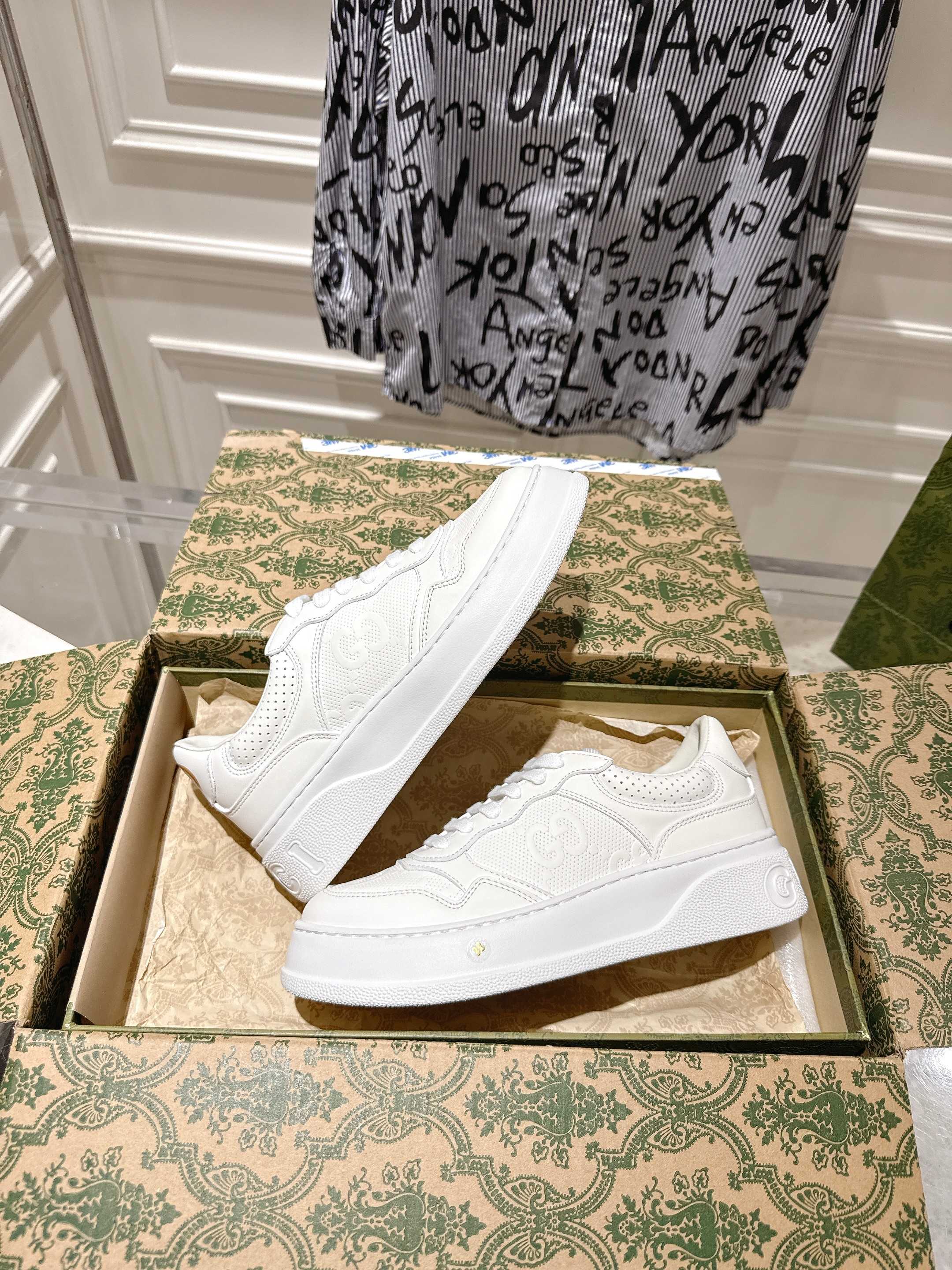 NO:564507,GUCC·Gucci 2025ss new series of sports shoes, thick-soled white shoes, casual sneakers, GG couple's white shoes, synchronized with the counters, catwalk style stars, Internet celebrities, live broadcasts, etc. will definitely attract attention. The style design is light, luxurious and retro, and the thick soles are increased, similar to the upgraded version of the classic white shoes.  The top version of the upper is made of original custom-made calfskin fabric, with GUCC classic floral fabric webbing, perforation, and embossing technology. The inner lining is cowhide and the foot pads are cowhide. The foot feels comfortable and soft!  Original replica 11 open mold IP light material sole, 4cm thicker sole!  Size female 35-40 male 39-45 Packaging counter aviation packaging, casual shoes/sports shoes, gucci, gucci, sneakers, cowhide19860909GUCC·古驰 2025ss新款 系列运动鞋厚底小白鞋休闲板鞋 GG情侣款小白鞋专柜同步款,走秀款明星、网红、直播等必定种草打call 款式设计轻奢复古,厚底增高,相似于经典小白鞋的升级版 最顶级版本鞋面原版定制小牛皮面料,搭配GUCC经典老花布织带、穿孔、压纹工艺,内里牛皮,垫脚牛皮,脚感舒适柔软！原版复刻11开模IP轻料底,4cm增高厚底！ 码数女35-40男39-45 包装专柜航空包装,休闲鞋/运动鞋,gucci,gucci,sneakers,cowhide,Women's Shoes