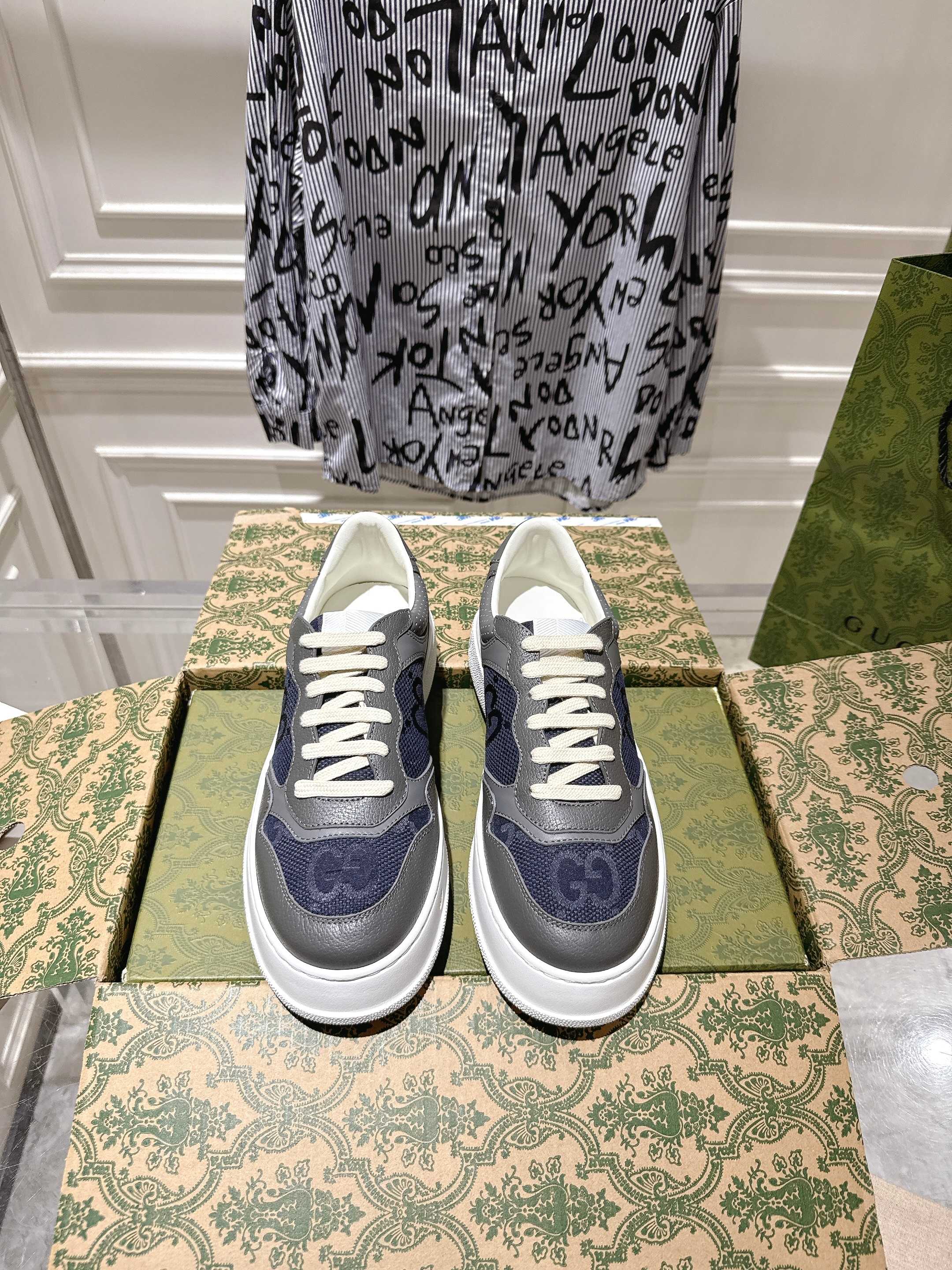 NO:263956,GUCC Gucci 2025ss new series sports shoes, thick-soled white shoes casual board shoes, GG couples white shoes counter synchronous style, catwalk style stars, internet celebrities, live broadcasts, etc. must plant grass and call. The style design is light luxury retro, thick sole heightened, similar to the upgraded version of classic white shoes. The top version upper original custom calfskin fabric is matched with GUCC classic presbyterian webbing, perforation, embossing craftsmanship, inner cowhide, foot pad cowhide, comfortable and soft feet!  Original replica 11 mold opening IP light material bottom, 4cm heightened thick bottom!  Size number for women 35-40 men 39-45 Packaging counter aviation packaging, casual shoes/sports shoes, gucci, gucci, sneakers, cowhide19860909GUCC·古驰 2025ss新款 系列运动鞋厚底小白鞋休闲板鞋 GG情侣款小白鞋专柜同步款,走秀款明星、网红、直播等必定种草打call 款式设计轻奢复古,厚底增高,相似于经典小白鞋的升级版 最顶级版本鞋面原版定制小牛皮面料,搭配GUCC经典老花布织带、穿孔、压纹工艺,内里牛皮,垫脚牛皮,脚感舒适柔软！原版复刻11开模IP轻料底,4cm增高厚底！ 码数女35-40男39-45 包装专柜航空包装,休闲鞋/运动鞋,gucci,gucci,sneakers,cowhide,Women's Shoes