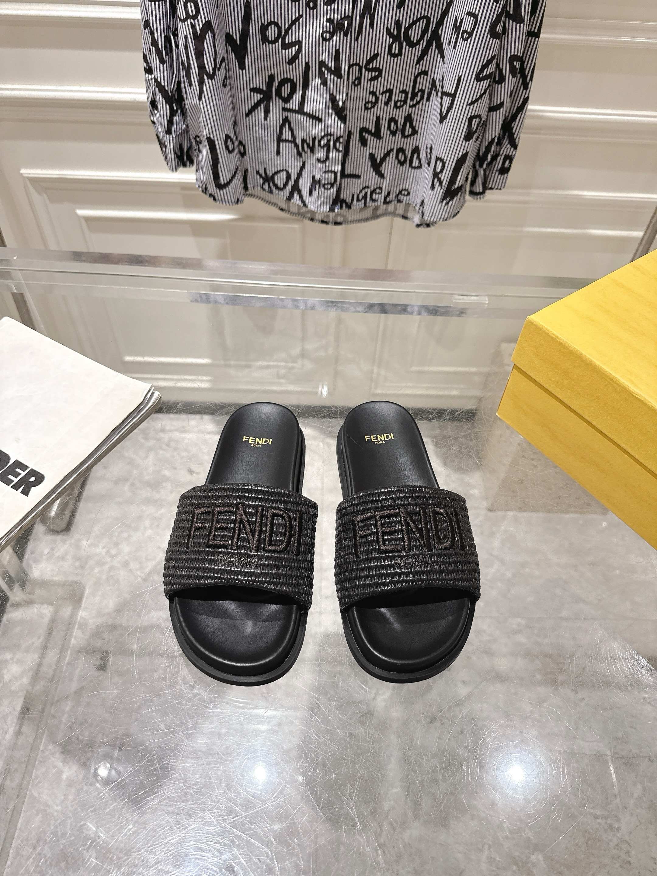 NO:263964,Fendi 2025 flat beach casual couple slippers. Classic embroidery logo design, paired with FF Baguette decorative buckle, colorful colors, embellish intellectual beauty with romance! The whole pair of shoes is developed and created by Zp, all customized materials, exclusive mold opening sole, and all details are shipped together. Even the packaging is the same as the genuine one. Size 35-44, slippers, fendi, fendi, slippers19860909出Fendi芬迪2025平底沙滩休闲情侣款拖鞋 经典刺绣logo设计,搭配FF Baguette装饰性搭扣,绚丽多姿的色彩,以浪漫点缀知性美感! 整双鞋子采购Zp开发打造,全部定制材料,独家开模大底,细节全部对版出货,连包装也做到跟正品一样.码数35-44,拖鞋,fendi,fendi,slippers,Women's Shoes