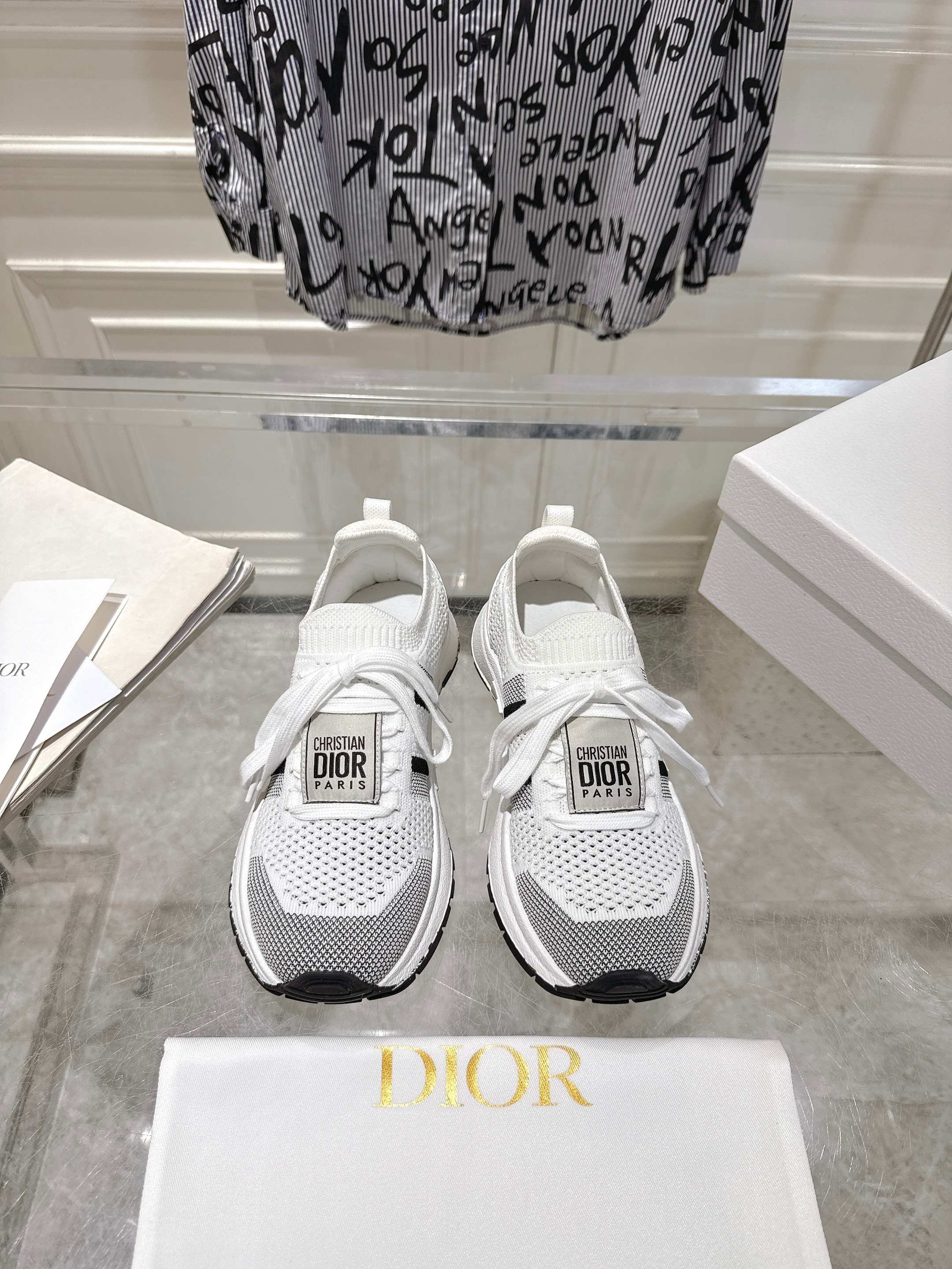 NO:263980,Summer Dior couple style knitted fly knit casual sports shoes The soft and breathable upper complements the light textured rubber sole, decorated with various classic details, is ideal for daily styles. It can be matched with various casual items to create exquisite styling, thickness: 3.5CM Size: 35~44, casual shoes/sports shoes, dior, dior, sneakers19860909出夏季Dior迪奥情侣款 针织飞织 休闲 运动鞋 柔软透气的鞋面与轻盈的纹理效果橡胶鞋底相得益彰,饰以各种经典细节,是日常造型的理想之选可与各式休闲单品搭配,打造精致造型底厚:3.5CM 码数:35~44,休闲鞋/运动鞋,dior,dior,sneakers,Women's Shoes