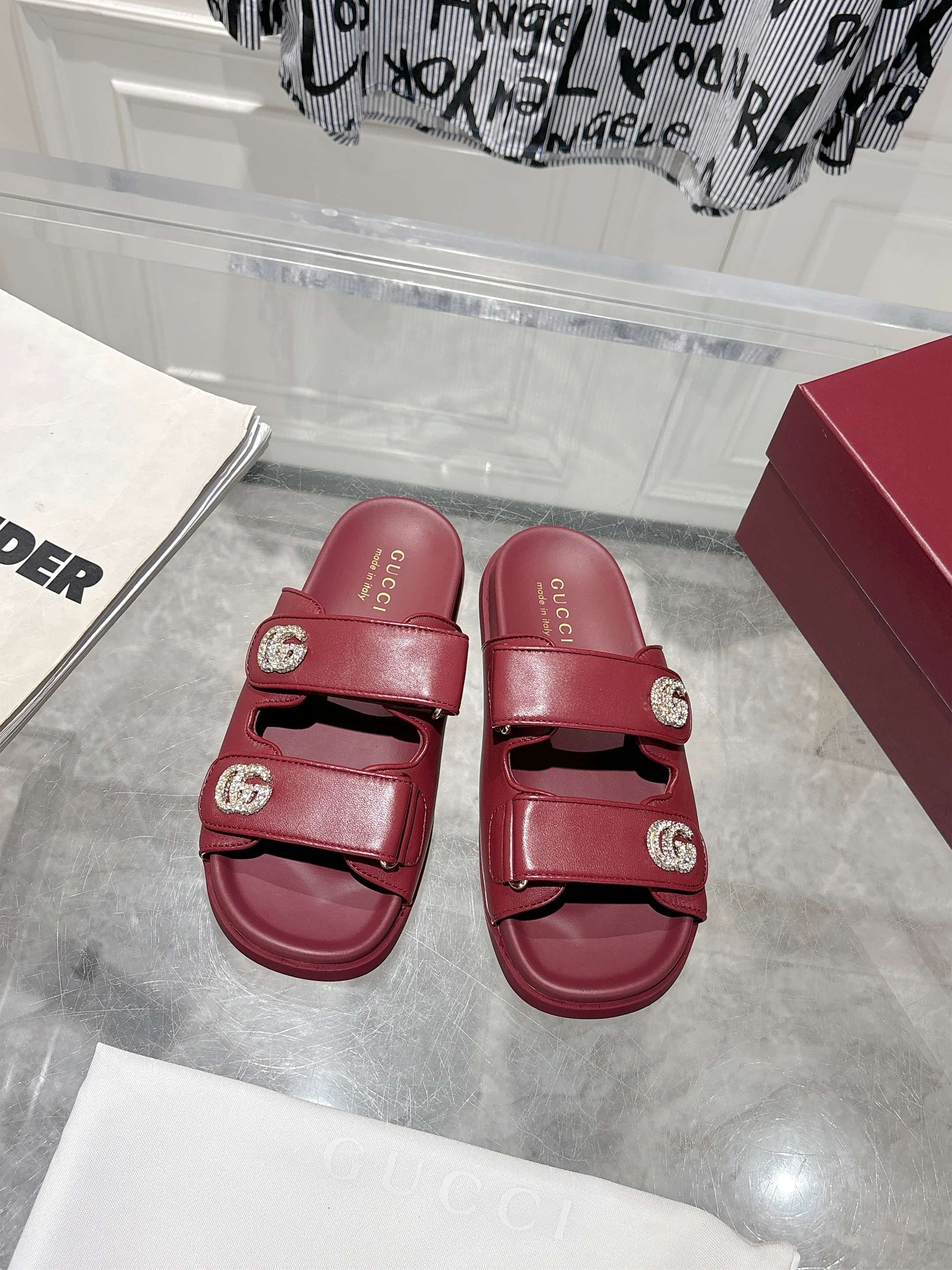 NO:383005,Gucci's latest summer sandals, slippers, beach shoes... versatile M multiple skirts/pants, internet celebrities are super fashionable when paired with different colors of socks. Cowhide embossed... Double G rhinestone Logo... TPU anti-slip large sole cowhide footbed... Size: 35-40, slipper sandals, gucci, sandals, slippers, skirts, cowhide, socks19860909Gucci夏季最新款凉鞋,拖鞋,沙滩鞋……百搭M多裙子/裤子,网红搭配不同颜色袜子穿也超级洋气 牛皮面压花…双G水钻Logo…TPU防滑大底牛皮垫脚… 码数:35-40,拖鞋凉鞋,gucci,sandals,slippers,skirts,cowhide,socks,Women's Shoes