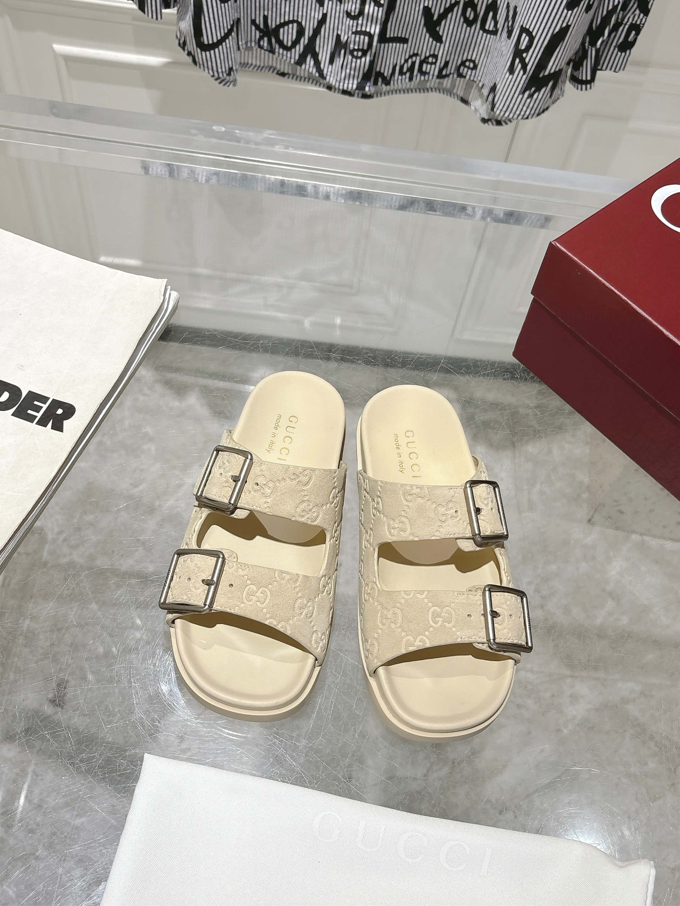 NO:382915,Gucci's latest summer sandals, slippers, beach shoes... versatile M multiple skirts/pants, internet celebrities are super fashionable when paired with different colors of socks. Niu Jing embossed... Classic gold buckles... TPU anti-slip large sole cowhide footbed... Size: 35-40, slipper sandals, gucci, sandals, slippers, skirts, cowhide, socks19860909Gucci夏季最新款凉鞋,拖鞋,沙滩鞋……百搭M多裙子/裤子,网红搭配不同颜色袜子穿也超级洋气 牛京面压花…经典金扣搭配…TPU防滑大底牛皮垫脚… 码数:35-40,拖鞋凉鞋,gucci,sandals,slippers,skirts,cowhide,socks,Women's Shoes