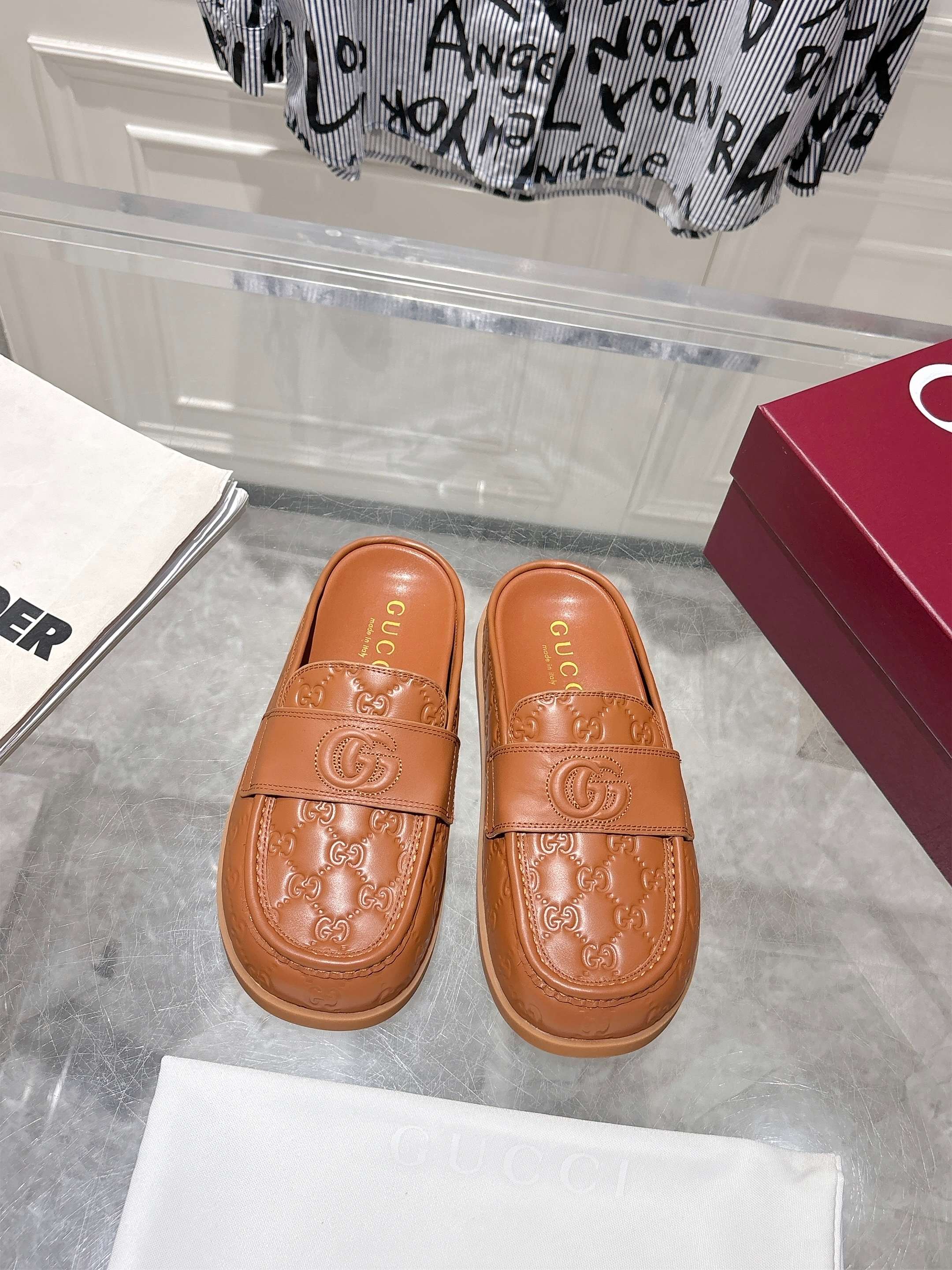 NO:382995,The complete set of aircraft boxes for the counter is equipped with Gucci2025 official website new semi-tork. One-foot-treaded shoes are purchased and developed and created by Zp, all customized materials, exclusive mold opening sole, all details are shipped together, and even the packaging is the same as the genuine one. Number of sizes: women 35-40, semi-tork, gucci19860909出配专柜全套飞机盒 Gucci2025官网新款半拖 一脚蹬整双鞋子采购Zp开发打造,全部定制材料,独家开模大底,细节全部对版出货,连包装也做到跟正品一样.码数:女35-40,半拖,gucci,Women's Shoes