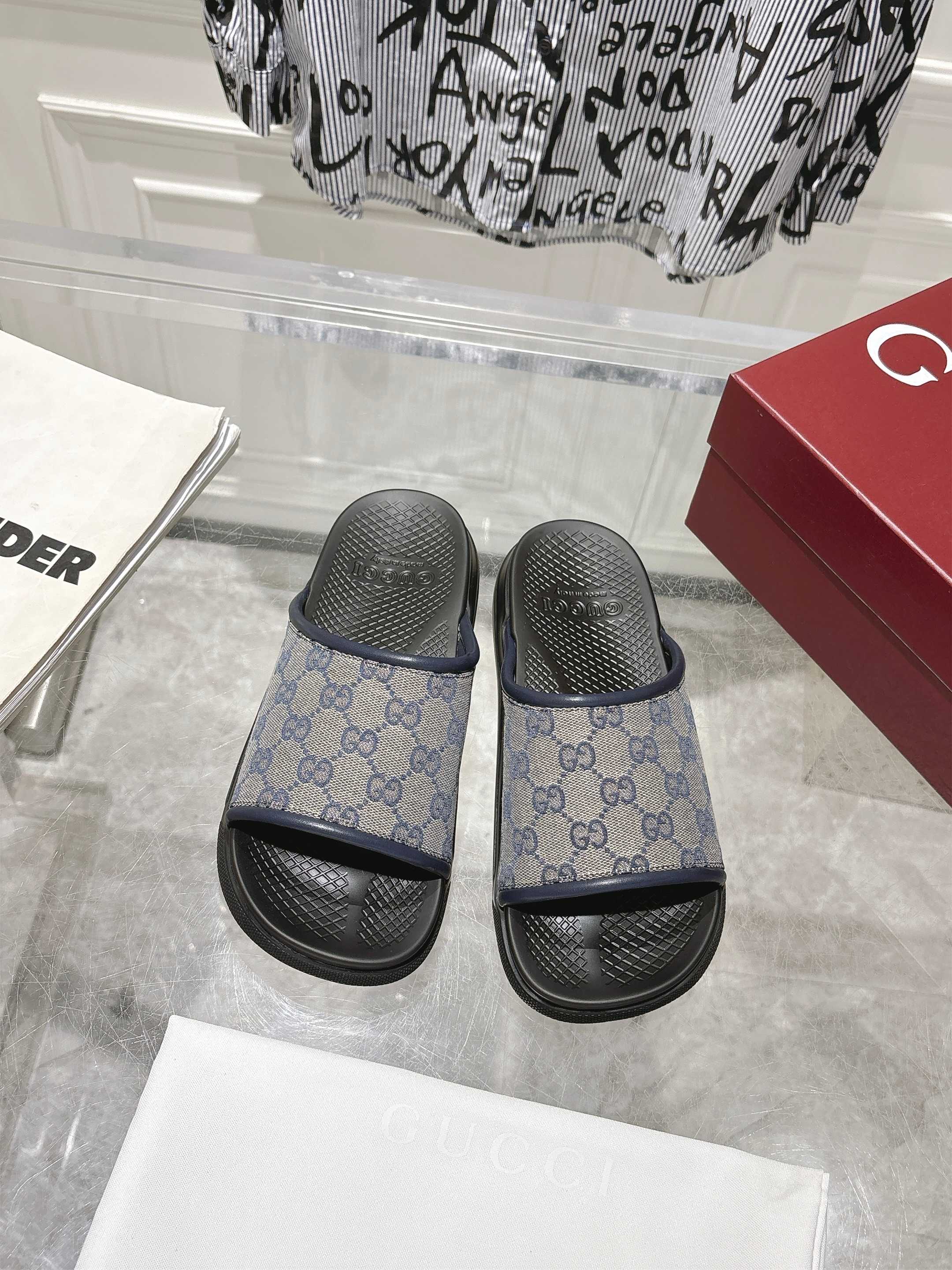 NO:382990,Gucci25s new men's old-fashioned slippers are purchased and developed for the whole pair of shoes. All customized materials are customized, exclusive mold opening sole, all details are shipped together, and even the packaging is the same as the genuine one. Size 40-46, slippers, gucci, slippers19860909出Gucci25s新款男士老花拖鞋整双鞋子采购Zp开发打造,全部定制材料,独家开模大底,细节全部对版出货,连包装也做到跟正品一样.码数40-46,拖鞋,gucci,slippers,Women's Shoes