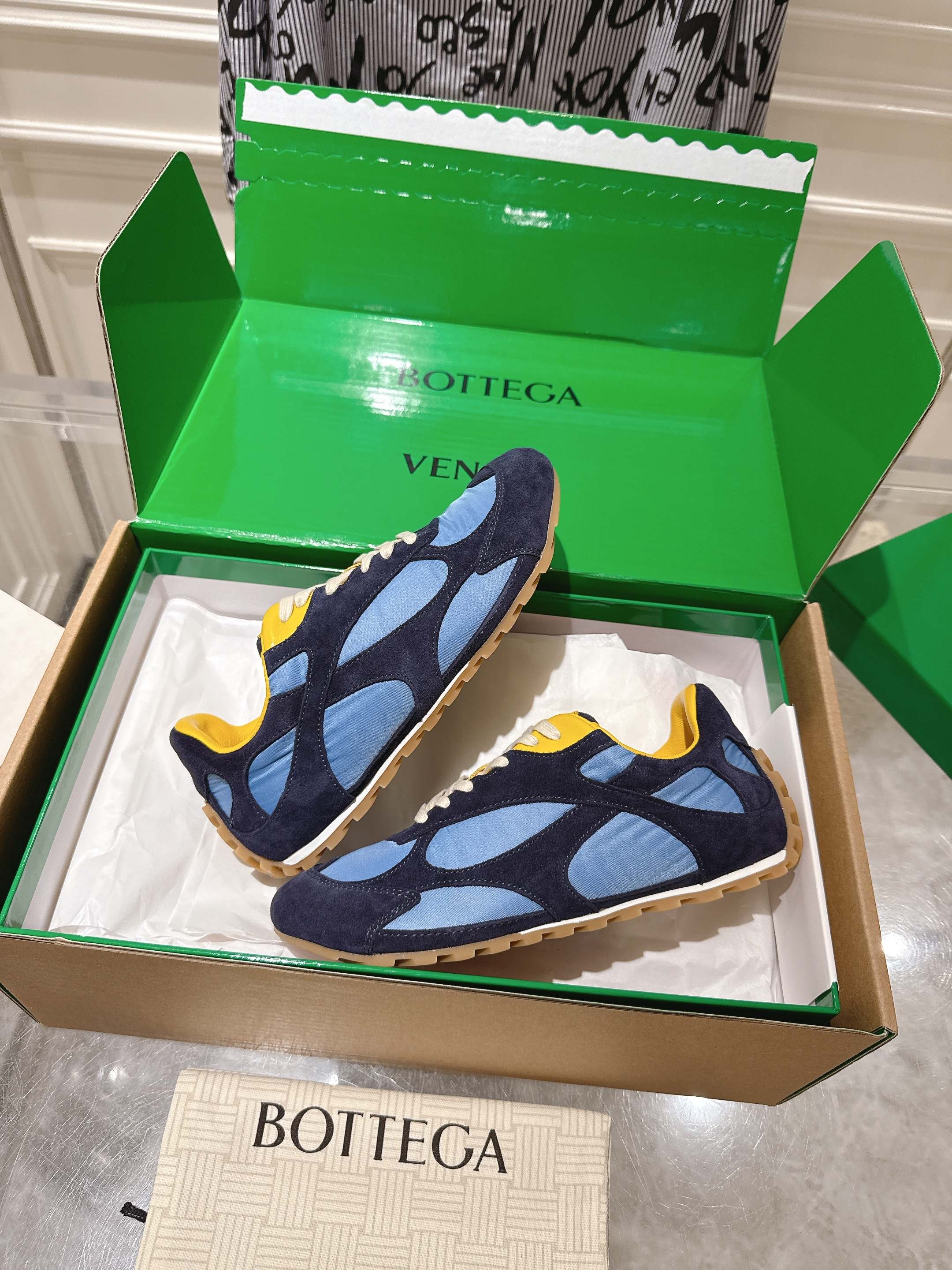 NO:382984,(top version) upgraded the original version 1:1 with aircraft box BOTTEGA VENETA BV 25/ New retro Eliot casual sneakers, Zp-produced, all customized materials, exclusive mold opening sole, details are shipped together, and even the packaging is the same as the genuine one. Size: 35-44, casual shoes/sports shoes, bottega veneta, bottega veneta, sneakers19860909出（顶级版本）再次升级原版1:1配飞机盒 BOTTEGA VENETA BV 25/ 新款复古Eliot 休闲 运动鞋整双鞋子采购Zp开发打造,全部定制材料,独家开模大底,细节全部对版出货,连包装也做到跟正品一样. Size:35-44,休闲鞋/运动鞋,bottega veneta,bottega veneta,sneakers,Women's Shoes