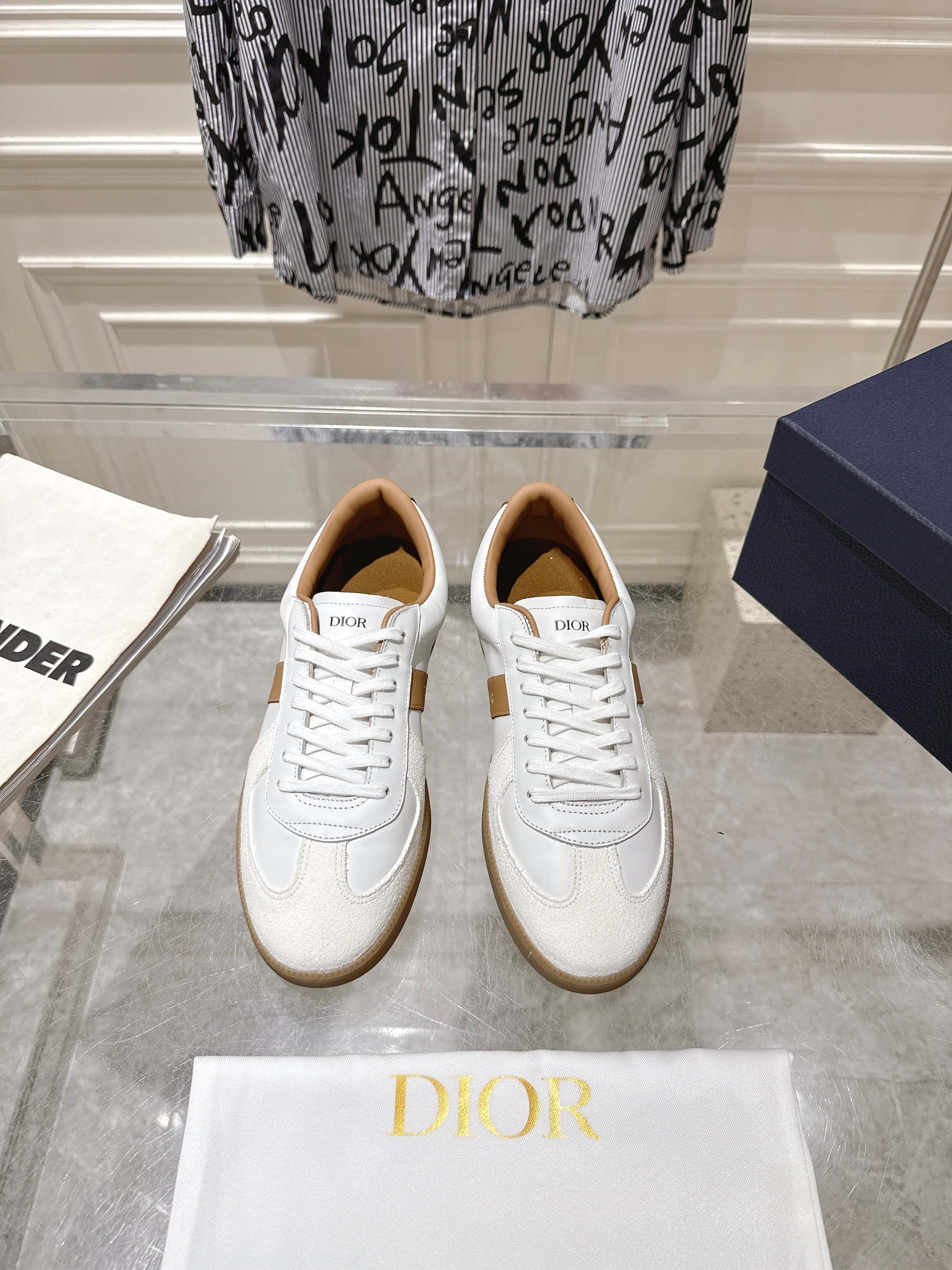 NO:382973,The top version Dior latest B01 series Matchpoint couple style German training shoes casual sports shoes The whole pair of shoes is purchased and developed by Zp, all customized materials, exclusive mold opening sole, details are shipped together, and even the packaging is the same as the genuine one. Fabric: Original customized imported top layer cowhide Inner: Soft imported sheepskin Sole: Original mold opening anti-slip TPU material Sole 2.5CM Size: 35-45, casual shoes/sports shoes, dior, dior, sneakers, cowhide, sheepskin19860909出顶级版本 Dior迪奥 最新 B01系列 Matchpoint 情侣款 德训鞋 休闲 运动鞋 整双鞋子采购Zp开发打造,全部定制材料,独家开模大底,细节全部对版出货,连包装也做到跟正品一样. 面料 : 原版定制进口头层牛皮 内里 : 柔软进口羊皮里 鞋底 : 原版开模防滑TPU材质 底厚 2.5CM Size : 35-45,休闲鞋/运动鞋,dior,dior,sneakers,cowhide,sheepskin,Women's Shoes