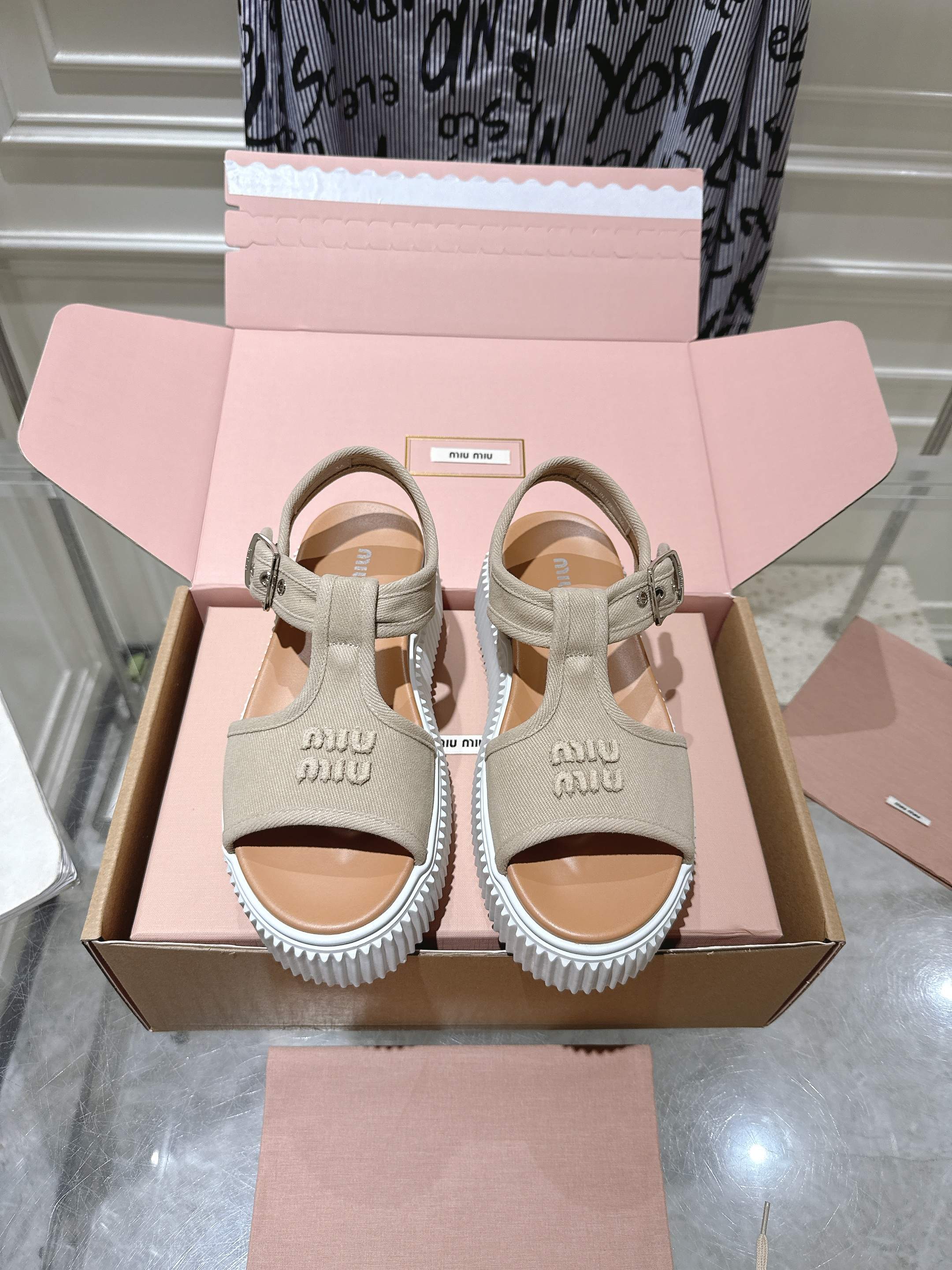 NO:382952,The top version with the aircraft box is the correct version. Welcome to compare MiuMiu summer canvas sandals | Feather-like feet feel so lightweight~ Thick-soled sandals, the whole pair of shoes is purchased and developed and created, all customized materials, exclusive mold opening sole, details are shipped together, and even the packaging is the same as the genuine one. Size 35-40, sandals, miumiu, sandals19860909出顶级版本配飞机盒正确版本欢迎对比MiuMiu夏季帆布凉鞋|羽毛般的脚感好轻便~厚底凉鞋,整双鞋子采购Zp开发打造,全部定制材料,独家开模大底,细节全部对版出货,连包装也做到跟正品一样.码数35-40,凉鞋,miumiu,sandals,Women's Shoes