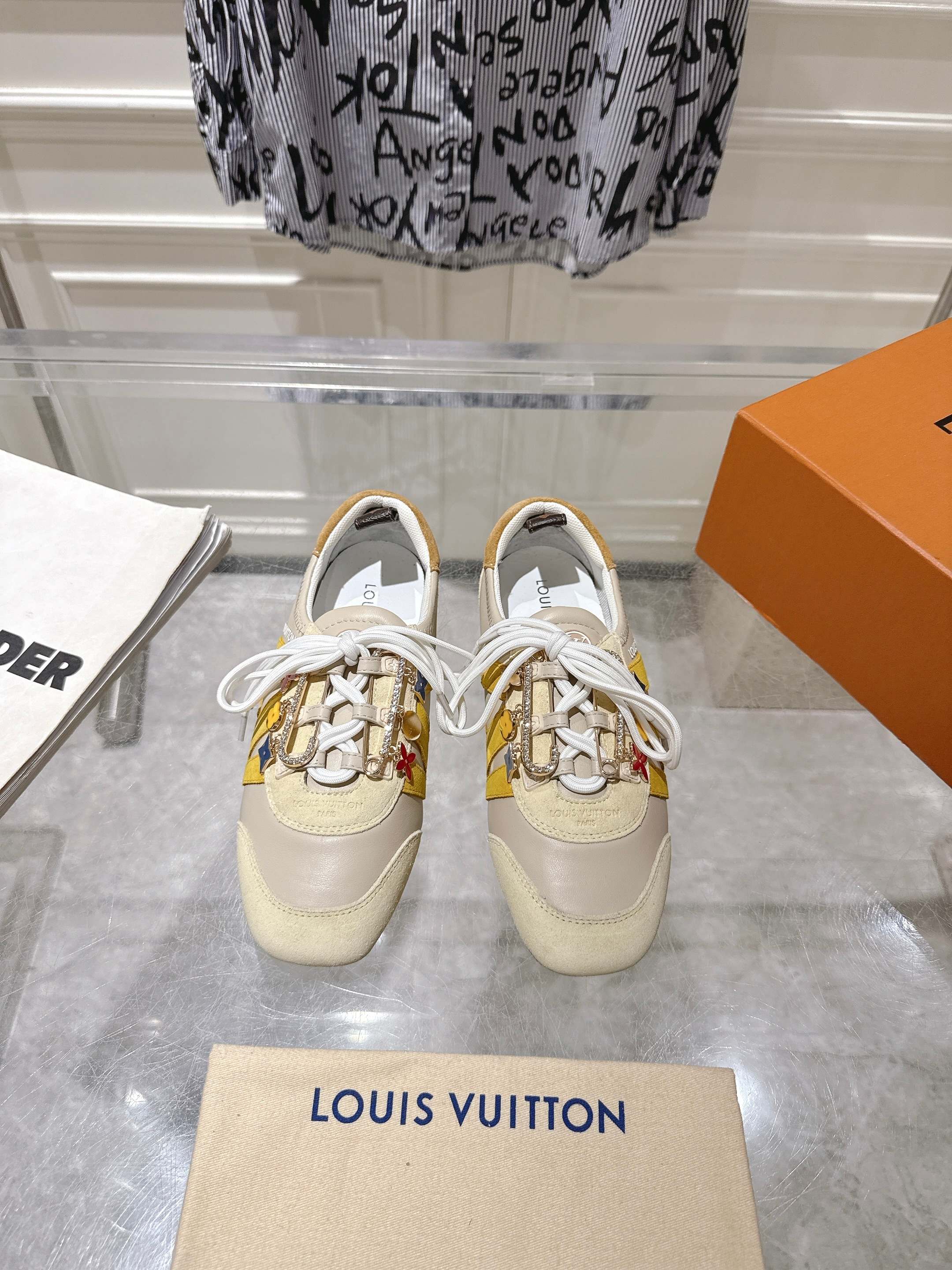 NO:392308,Top version with full set of aircraft box packaging exclusive accessories 60 Louis Vuitton Louis Vuitton donkey brand spring and summer Sneakerina series ballet sneakers German training shoes couple style Sneakerina ballet style sneakers shaping smooth lines with silky suede cowhide leather The lightweight configuration of ballet shoes and the comfortable texture of sneakers Side LV logo Monogram canvas rear strap rich details Sacchetto craftsmanship and TPU outsole upgrade soft wearing experience Three accessories Randomly match Fabric Original custom imported top layer cowhide inner Original custom breathable net original molded outsole Injection molded TPU material Size: 35-45, casual shoes/sports shoes, louis vuitton, louis vuitton, louis  vuitton, louis vuitton,sneakers,cowhide19860909顶级版本配全套飞机盒包装独家配饰60 Louis Vuitton路易威登驴牌春夏Sneakerina系列 芭蕾运动鞋 德训鞋 情侣款 Sneakerina 芭蕾风运动鞋以丝滑绒面牛皮革塑造流畅线条 兼具芭蕾舞鞋的轻盈构型和运动鞋的舒适质感 侧面 LV 标识Monogram 帆布后袢带丰富细节 Sacchetto 工艺和 TPU 外底升级轻柔穿着体验 三款配饰 随意搭配 面料 原版定制进口头层牛皮 内里 原版定制透气网里原版开模大底 注塑TPU材质 码数: 35-45,休闲鞋/运动鞋,louis vuitton,louis vuitton,louis vuitton,louis vuitton,sneakers,cowhide,Women's Shoes