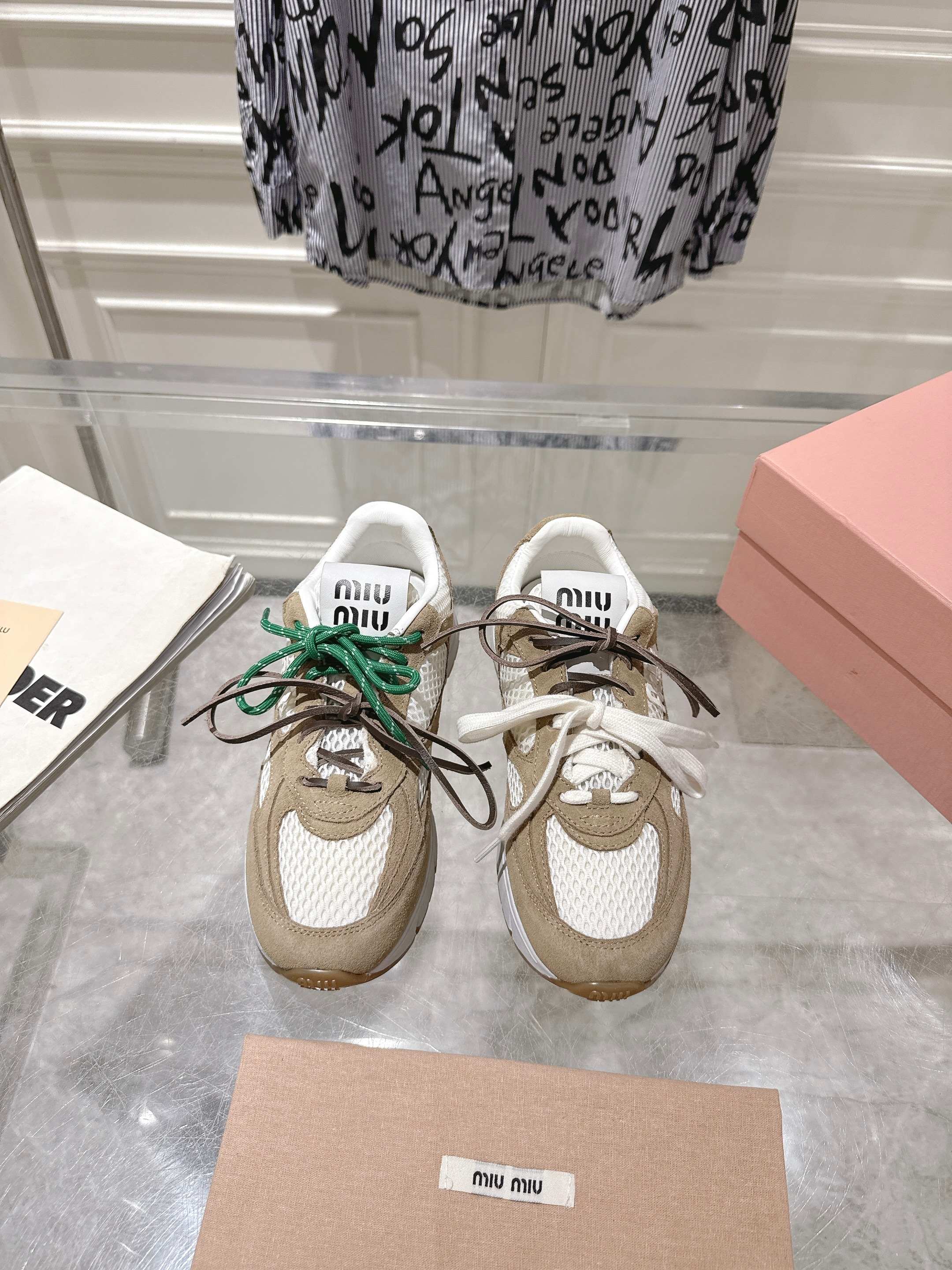 NO:392327,Miu Miu Miu Couple's latest retro style dad shoes 2025 sports shoes, beautiful and popular sports shoes, a must-have for ~ old fashioned, simple and high-end, very comfortable to match on the feet, must-have for the year The latest catwalk sports dad shoes are a hit by domestic and foreign bloggers. The Xiaohongshu grass planting series retro and fashionable, beautiful and beautiful, simple sports board shoes design, with a very recognizable tongue, creating a Buddhist sweet casual style~~ The aura on the feet is very casually matched Mainstream double shoelace design, mainly a fashion, using imported cowhide leather mesh material, mixed-bred sheepskin, original mold open sole, size 35-45, casual shoes/sports shoes, miumiu, sneakers, cowhide, sheepskin19860909出Miu Miu缪缪·情侣2025最新款复古风老爹鞋 运动鞋  颜值担当火爆款运动鞋 不得不入的一款～做旧时尚,简约高级 随意搭配上脚非常舒适,年度必入款 最新走秀款运动老爹鞋国内外博主刷爆的一款 小红书种草系列复古又时髦上脚美炸了简约的运动板鞋设计,极具辨识度的鞋舌,打造佛系甜美的休闲风~~上脚气场十足随意搭配 主流双鞋带设计 主打一个时尚 选用进口牛皮磨砂皮网纱材质 内里混种羊皮里 原版开模大底 码数35-45,休闲鞋/运动鞋,miumiu,sneakers,cowhide,sheepskin,Women's Shoes