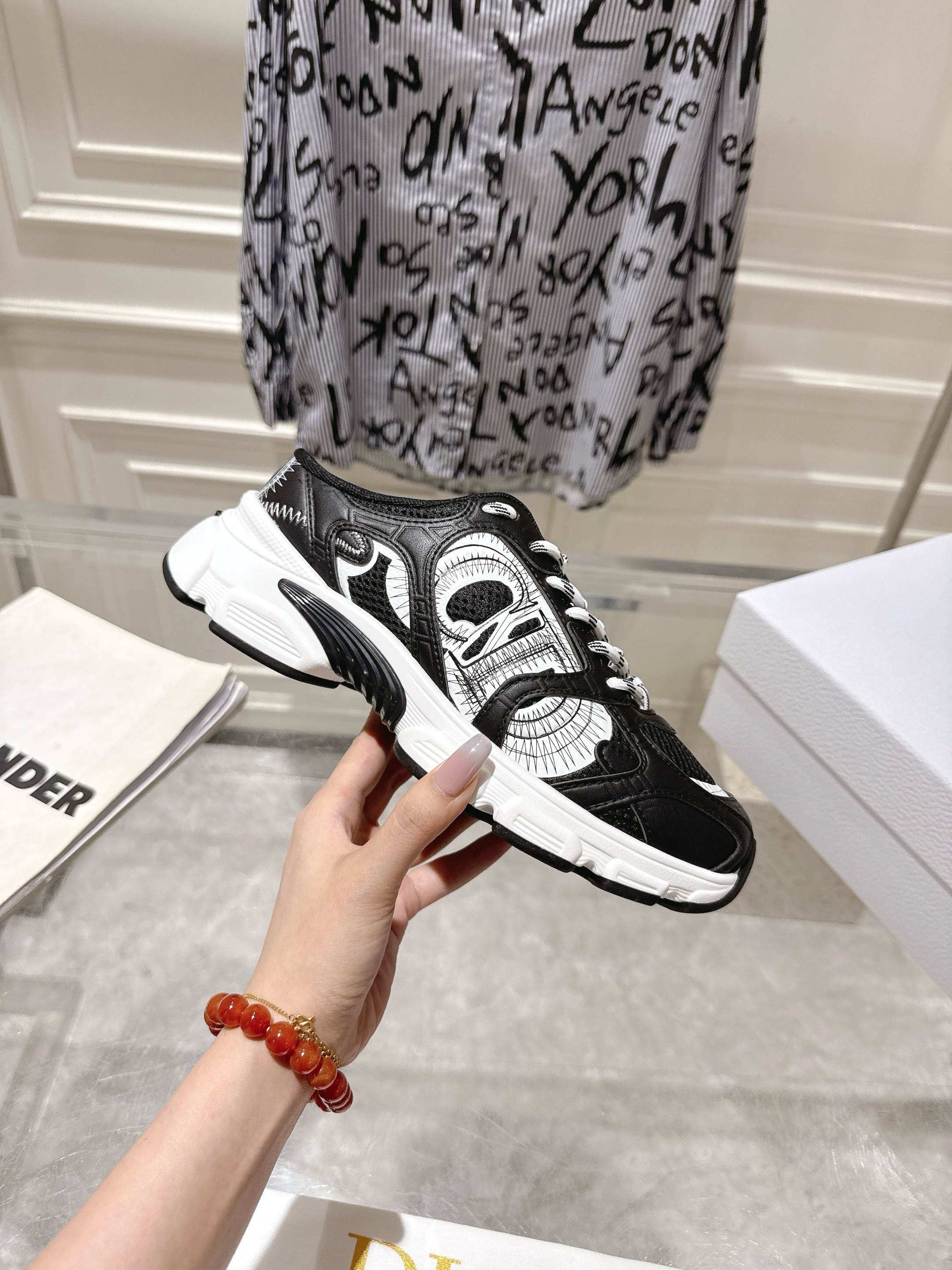 NO:750249,Top quality brand new series, classic toe-toe casual sports shoes for couples. Made from original molds. All details are welcome to be identified and compared. Original grid cowhide upper, comfortable and breathable mesh lining, original EVA sole, super light and super soft!  Men's and women's sizes: 35-45 [Female 40.41/Male 45 customized], casual shoes/sports shoes, sneakers, cowhide19860909顶级品质全新系列 经典款情侣包头拖休闲运动鞋 原板开模打造 各方面细节欢迎鉴定对比 鞋面原版网格牛皮 内里舒适透气网布 原版EVA鞋底超轻超软！ 男女码:35-45 [女40.41/男45订做],休闲鞋/运动鞋,sneakers,cowhide,Women's Shoes