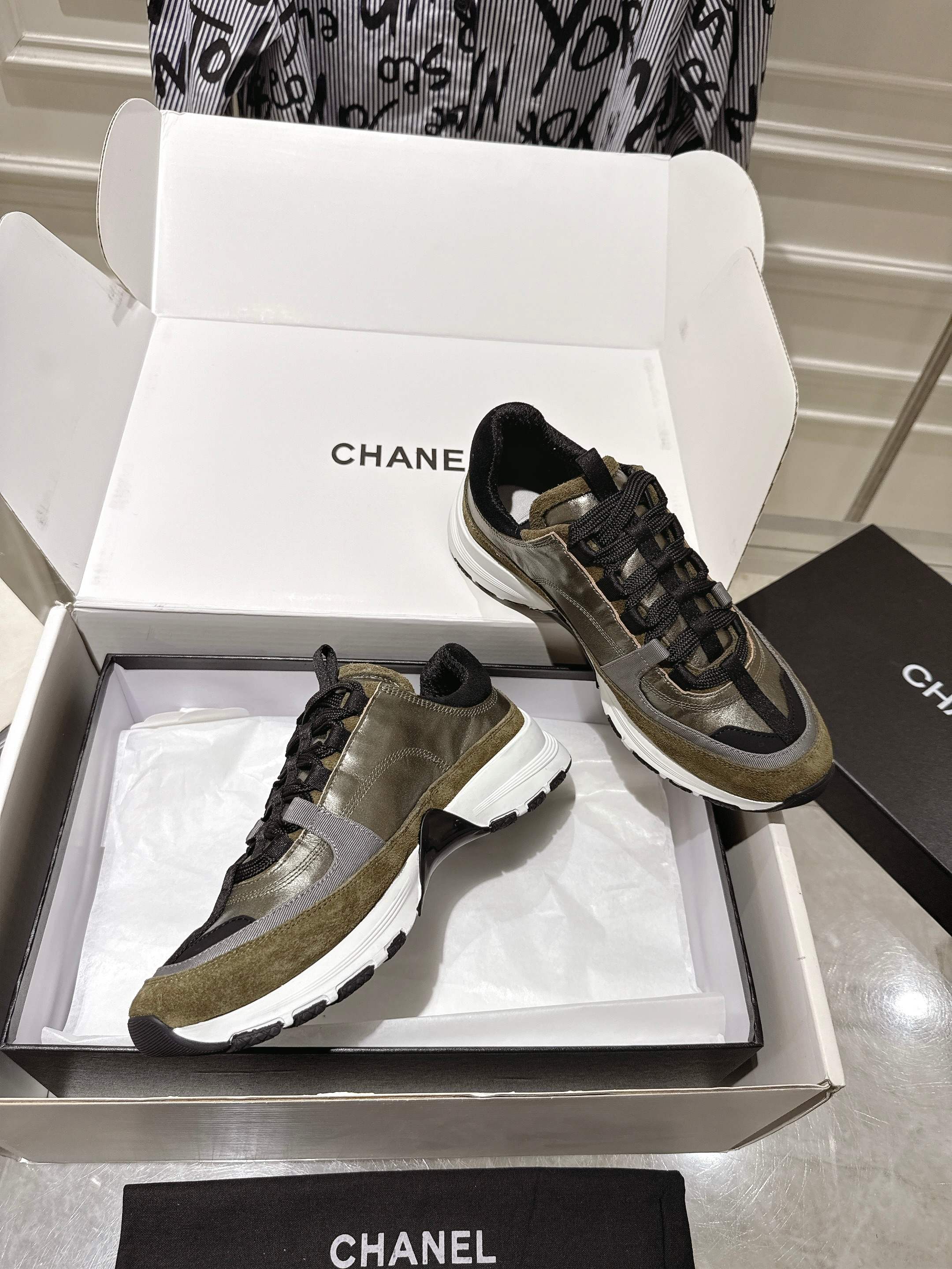 NO:424799,Chanel 25A new sports shoes are instantly conquered by soft elasticity on the feet, and the thick sole increases. But!! So light is so good that it doesn't feel. The double C-mark is classic and fashionable, and the wide feet are friendly and not polished! They look good with skirts and pants. The whole pair of shoes is developed and developed by Zp, all customized materials, exclusive mold opening sole, details are shipped together, and the delivery counter is synchronized with the aircraft box packaging. Number of sizes 35-41, dad shoes, chanel, sneakers, skirts19860909Chanel 25A新款运动鞋上脚瞬间被软弹感征服,厚底增高,但!!轻到没感觉 双C标经典又时髦,宽脚友好不磨脚!配裙子裤子都好看, 整双鞋子采购Zp开发打造,全部定制材料,独家开模大底,细节全部对版出货,配送专柜同步飞机盒包装.码数35-41,老爹鞋,chanel,sneakers,skirts,Women's Shoes