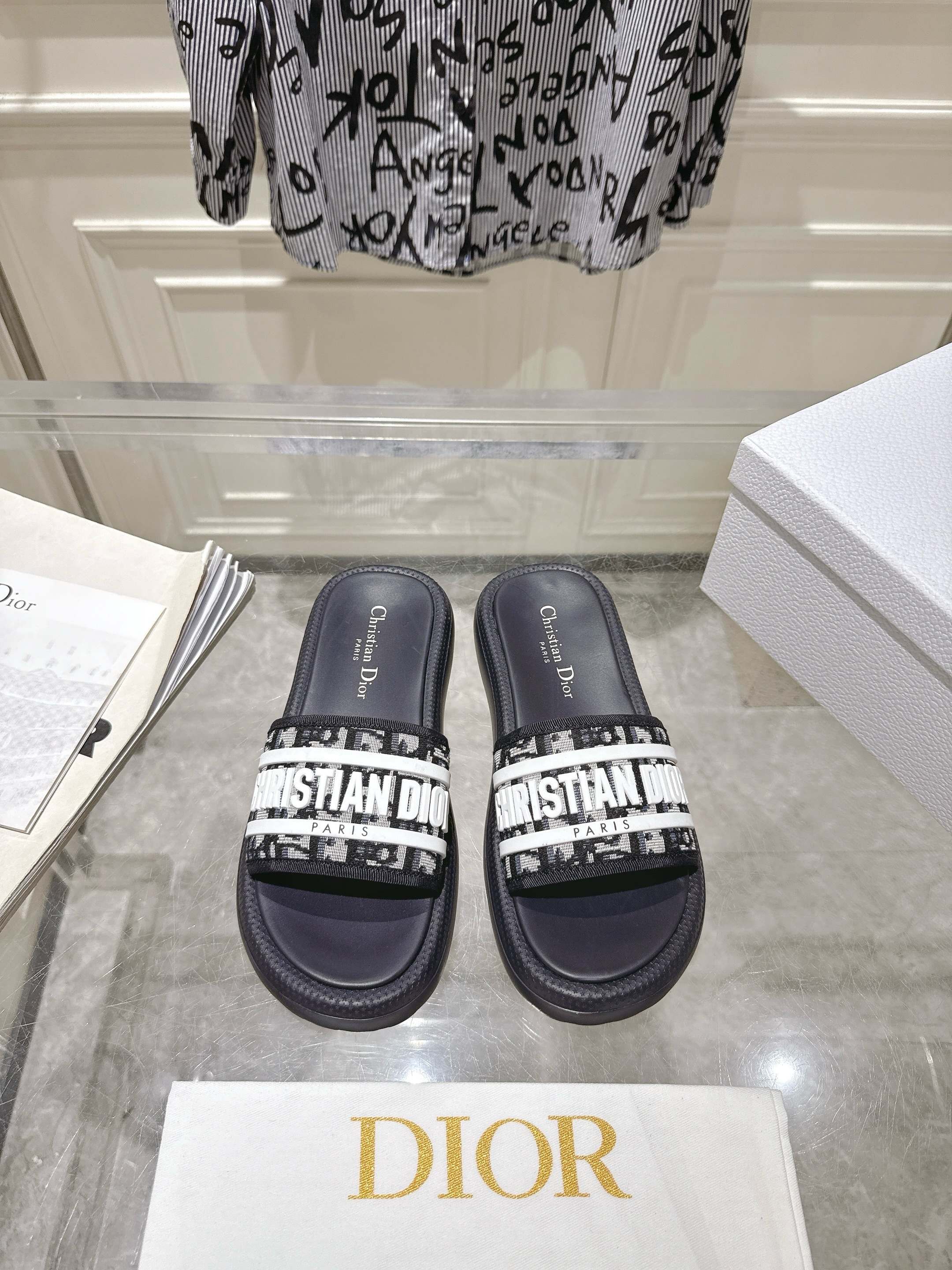 NO:424789,Dior 25ss Dior new 3D three-dimensional dripping letter slippers, essential items for summer beach vacations, minimalist style, light and comfortable size35-39 (customized for 40.41.42), slippers, dior, dior, slippers19860909出 Dior 25ss迪奥新款3D立体滴胶字母拖鞋 夏日沙滩度假必备单品 极简风格轻便舒适 size35-39（40.41.42定做）,拖鞋,dior,dior,slippers,Women's Shoes