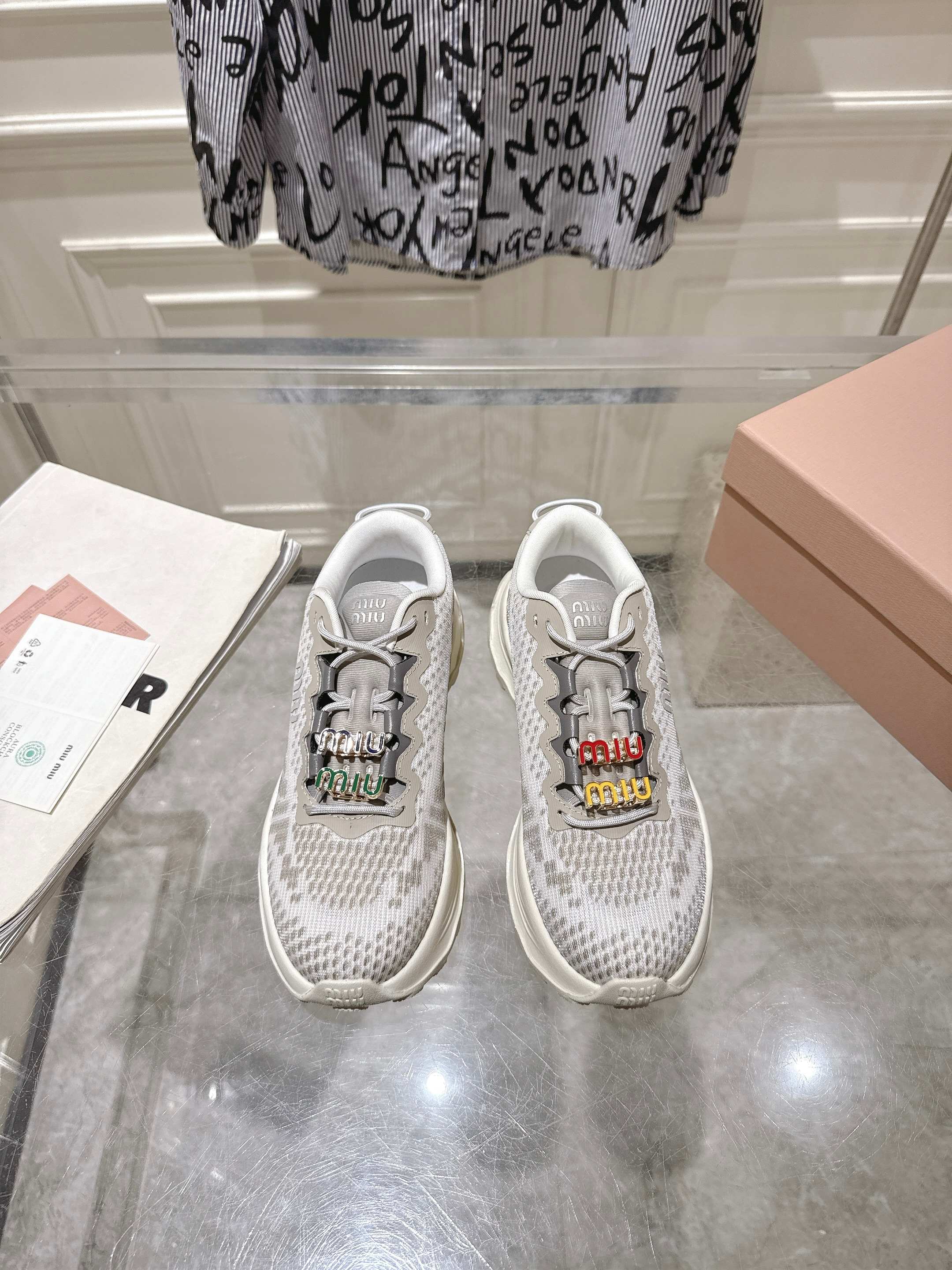 NO:424787,Accessories buckle 40 couple model MiuMiu Miu Latest retro thick sole height increase flying weaving casual sports shoes The whole pair of shoes is developed and built with Zp, all customized materials, exclusive mold opening sole, details are shipped together, and even the packaging is the same as the genuine one. Sole thickness 5CM Size: 35-45, dad shoes, miumiu, sneakers19860909配饰扣40 情侣款 MiuMiu缪缪 最新 复古 厚底 增高 飞织 休闲 运动鞋 整双鞋子采购Zp开发打造,全部定制材料,独家开模大底,细节全部对版出货,连包装也做到跟正品一样. 底厚5CM Size:35-45,老爹鞋,miumiu,sneakers,Women's Shoes