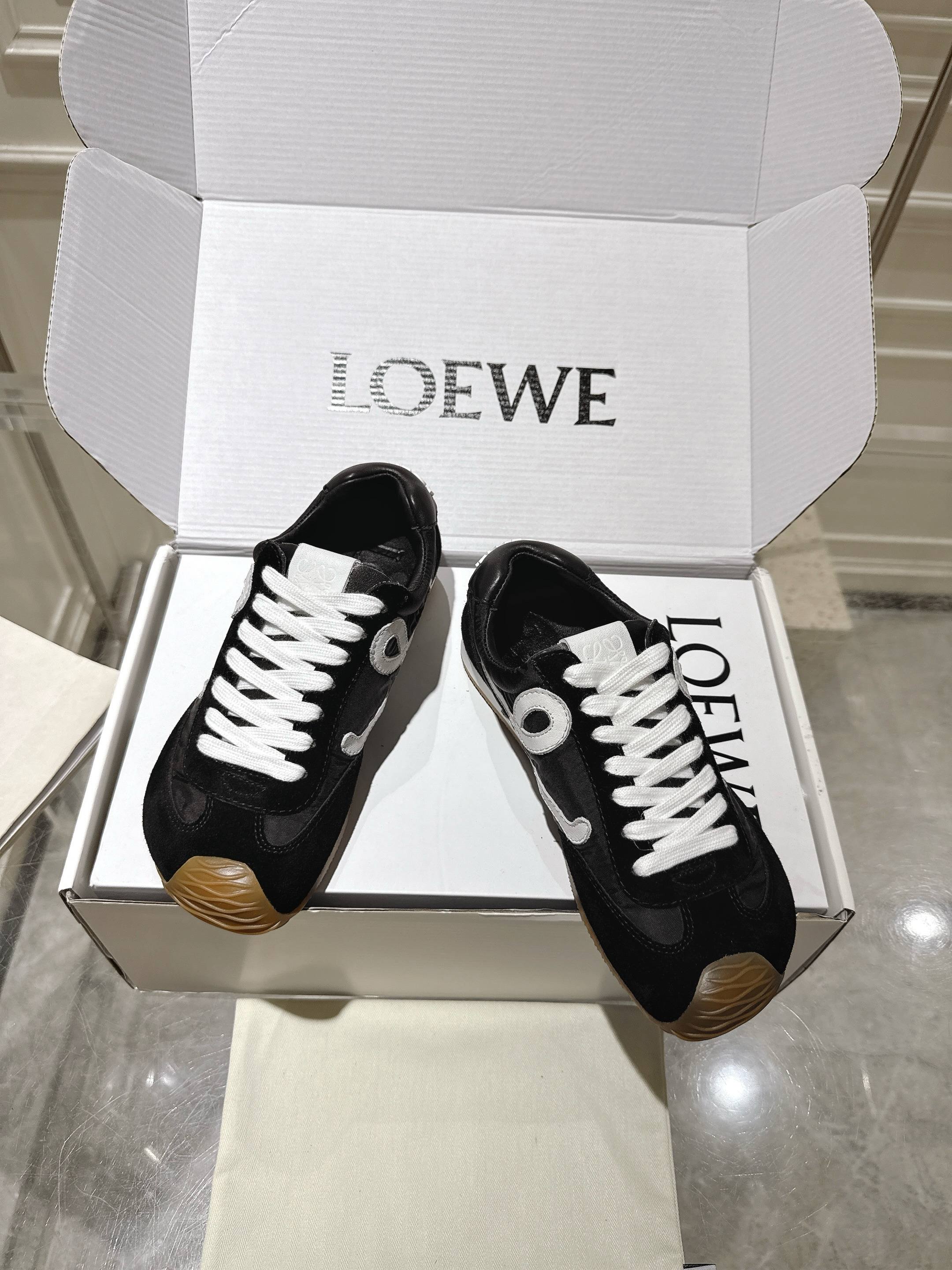 NO:424725,The upgraded version is equipped with aircraft box counter ribbon LOEWE · Luo Yiwei 2025ss new style ballet shoes Forrest Gump shoes De training shoes casual sports shoes top version of the whole pair of shoes is purchased and developed and created with Zp, all customized materials, exclusive mold opening sole, details are shipped together, and even the packaging is the same as the genuine one. Size 35-40, casual shoes/sports shoes, loewe, loewe, sneakers19860909再次升级版本配飞机盒专柜丝带LOEWE·罗意威 2025ss新款 芭蕾鞋阿甘鞋德训鞋休闲运动鞋 顶级版本整双鞋子采购Zp开发打造,全部定制材料,独家开模大底,细节全部对版出货,连包装也做到跟正品一样. 码数女35-40,休闲鞋/运动鞋,loewe,loewe,sneakers,Women's Shoes