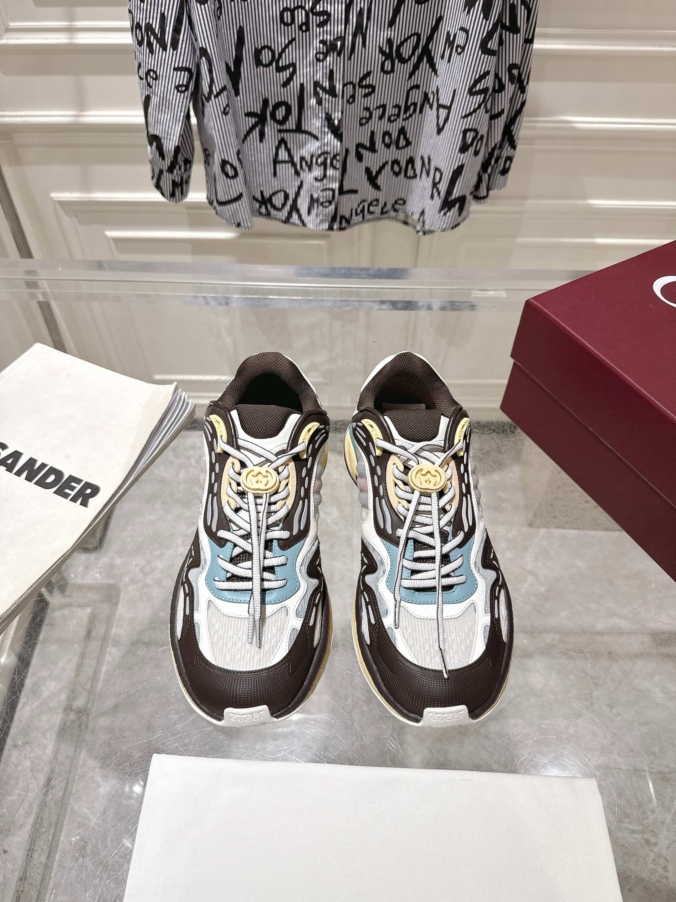 NO:424779,Gucci Gucci 25ss hot new couple style retro sneakers dad shoes This Gucci 2.0 rejuvenates the brand's iconic striped webbing elements. This rejuvenates the iconic details, uses EVA thick sole, matched with a flexible silhouette, bringing a steady and comfortable wearing experience. Delivery exquisite packaging. The fabric is made of original imported cowhide/technical fabric. Inner footbed breathable mesh. Heel height 4cm. Sole original customized ultra-light foam rubber outsole. Size35-45 (female size 40, male size 45 customized for non-return and exchange), dad shoes, gucci, gucci, sneakers, cowhide19860909Gucci 古驰 25ss爆款新款 情侣款 复古  运动鞋 老爹鞋 这款Gucci 2.0焕新演绎品牌标志性条纹织带元素.这款焕新诠释标志性细节,采用EVA厚鞋底,搭配灵动廓形,带来稳步舒适穿着体验 配送精美包装 面料采用原版进口牛皮/科技面料 内里垫脚透气网 跟高4cm 鞋底原版定制超轻发泡橡胶大底 Size35-45（女码40,男码45定做不退换),老爹鞋,gucci,gucci,sneakers,cowhide,Women's Shoes