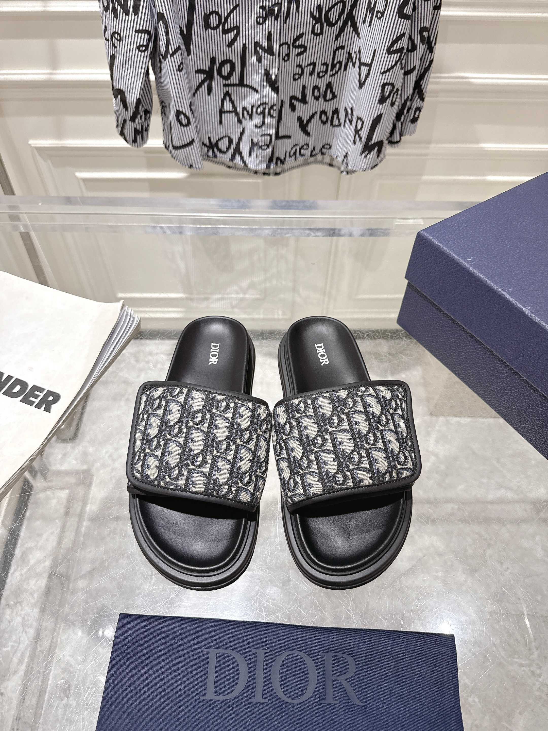NO:424769,#Men's Top Version #Dio New Men's Summer Velcro Slippers Purchase Original Development Alias ​​Sandals are a new product in 2025, a leisurely and exquisite work. The upper uses imported denim calfskin original open mold rubber foam sole for the best comfort Size: #38-46, slippers, dior, sandals, slippers, cowhide19860909#男款 顶级版本 # 迪奥 新款 男士夏季 魔术贴拖鞋 购入原版开发 Alias凉鞋是2025新品,是一款悠闲而精致的作品.鞋面采用进口牛仔布小牛皮原版开模橡胶发泡大底 供最佳舒适度 码数:#38-46,拖鞋,dior,sandals,slippers,cowhide,Women's Shoes