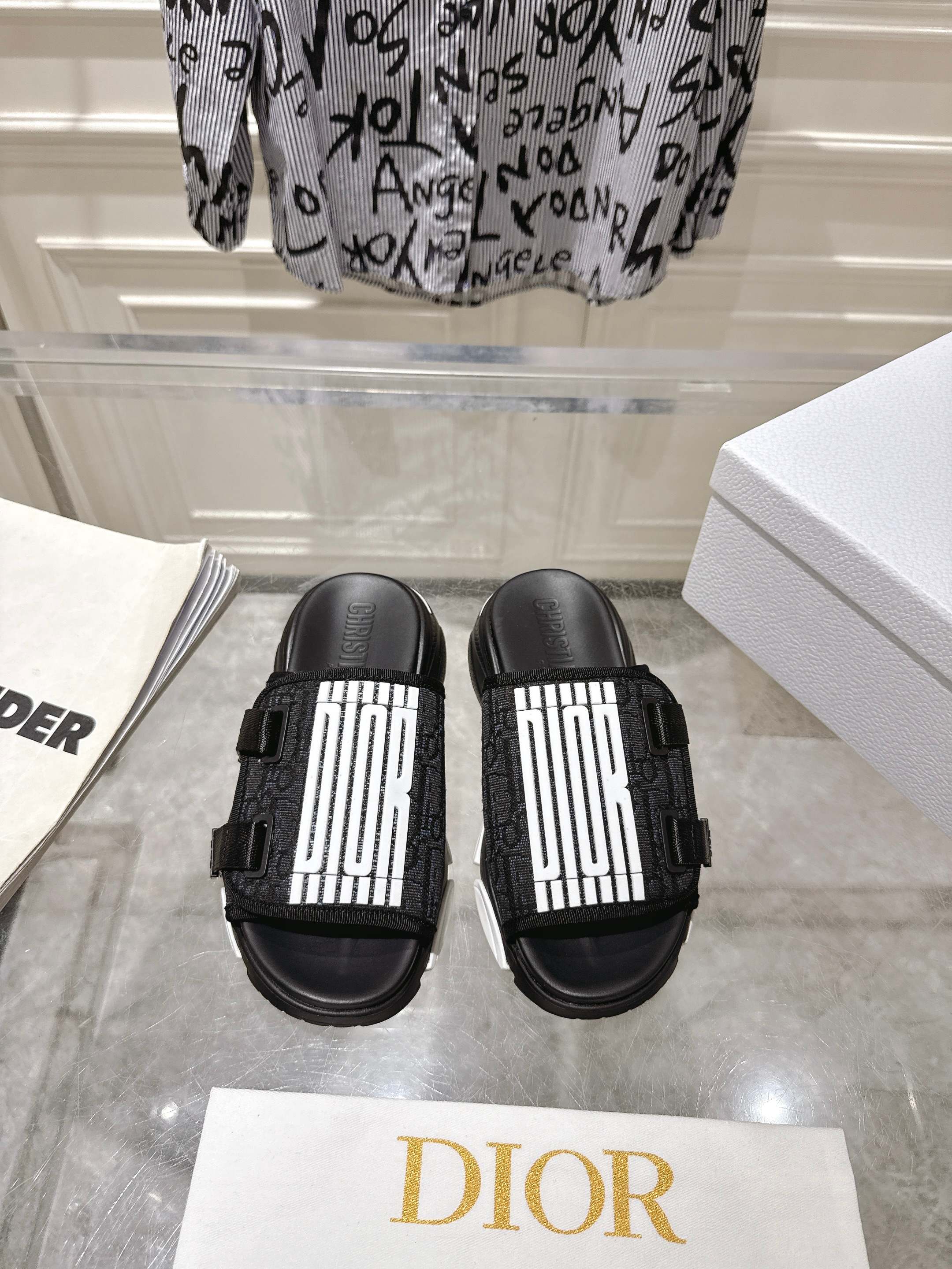 NO:424758,Dior 2025 latest classic Velcro slippers. The whole pair of shoes is purchased and developed by Zp, all customized materials, exclusive mold opening sole, all details are shipped together, and even the packaging is the same as the genuine one. Size35-41, slippers, dior, dior, slippers19860909Dior迪奥2025最新款经典魔术贴拖鞋 整双鞋子采购Zp开发打造,全部定制材料,独家开模大底,细节全部对版出货,连包装也做到跟正品一样.Size35-41,拖鞋,dior,dior,slippers,Women's Shoes