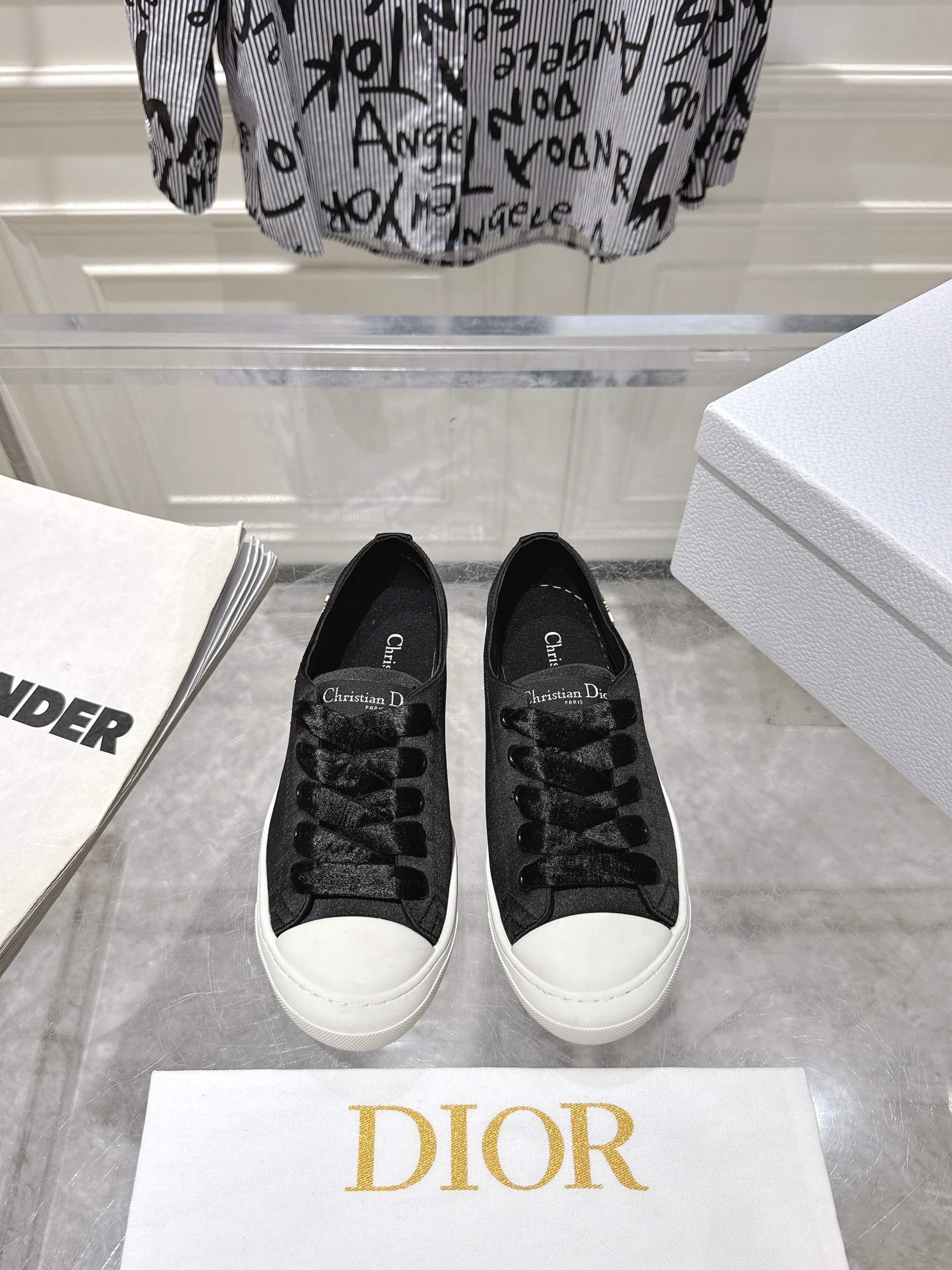 NO:424736,Dior 2025ss new Lucky series suede white shoes skateboard shoes casual sneakers top version original purchase and development made. This Dior sneaker upper is made of white suede fabric, with gold-finished metal Christian Dior Paris logo on the sides, paired with satin wide laces in the same color to highlight the retro style. The round toe is paired with a white slim rubber sole with Christian Dior Paris logo, which can add a high-order style to various casual styles, and can also be matched with other items from the Dioreviera limited series. Original imported fabric, first layer suede, inner lining, original customized soft sheepskin, original sole, open mold-proof anti-slip TPU material, bottom thickness is about 2cm  Size 35-41, casual shoes/sports shoes, dior, dior, sneakers, sheepskin, chamois leather19860909Dior·迪奥 2025ss新款 Lucky系列麂皮小白鞋滑板鞋休闲运动鞋 顶级版本原版购入开发做货 这款迪奥运动鞋鞋面采用白色麂皮面料,侧面饰以金色饰面金属Christian Dior Paris标志,搭配同色调缎面宽鞋带,突显复古风情.圆形鞋头,搭配饰以Christian Dior Paris标志的白色纤薄橡胶鞋底,可为各式休闲造型增添高订风范,也可与Dioriviera限定系列的其他单品搭配. 面料原版进口 头层麂皮 内里原版定制柔软羊皮 鞋底原版开模防滑TPU材质 底厚约2cm 码数35-41,休闲鞋/运动鞋,dior,dior,sneakers,sheepskin,chamois leather,Women's Shoes