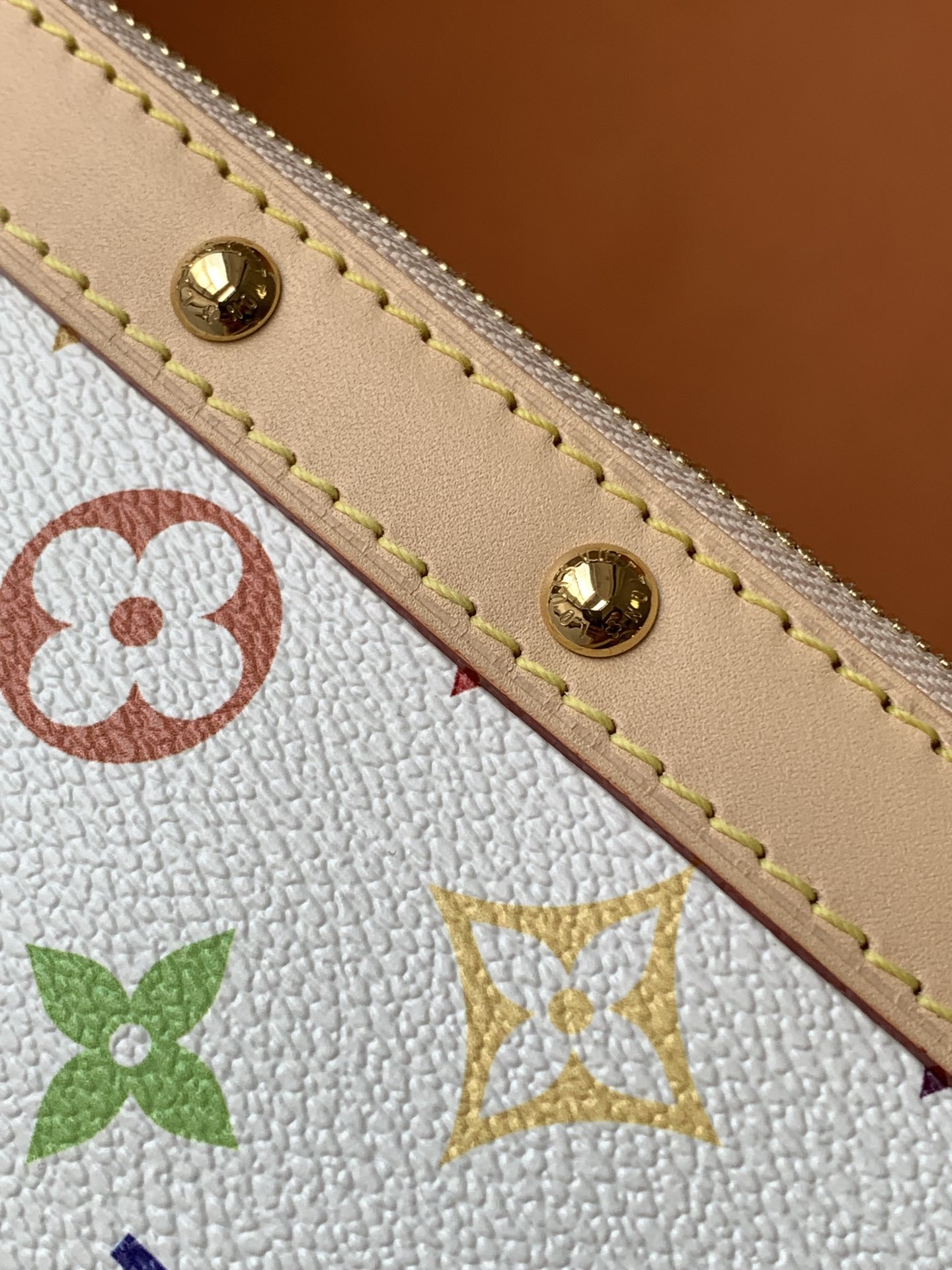 Louis Vuitton 全钢M13404 本款Pochette Accessoires手袋取材涂层帆布